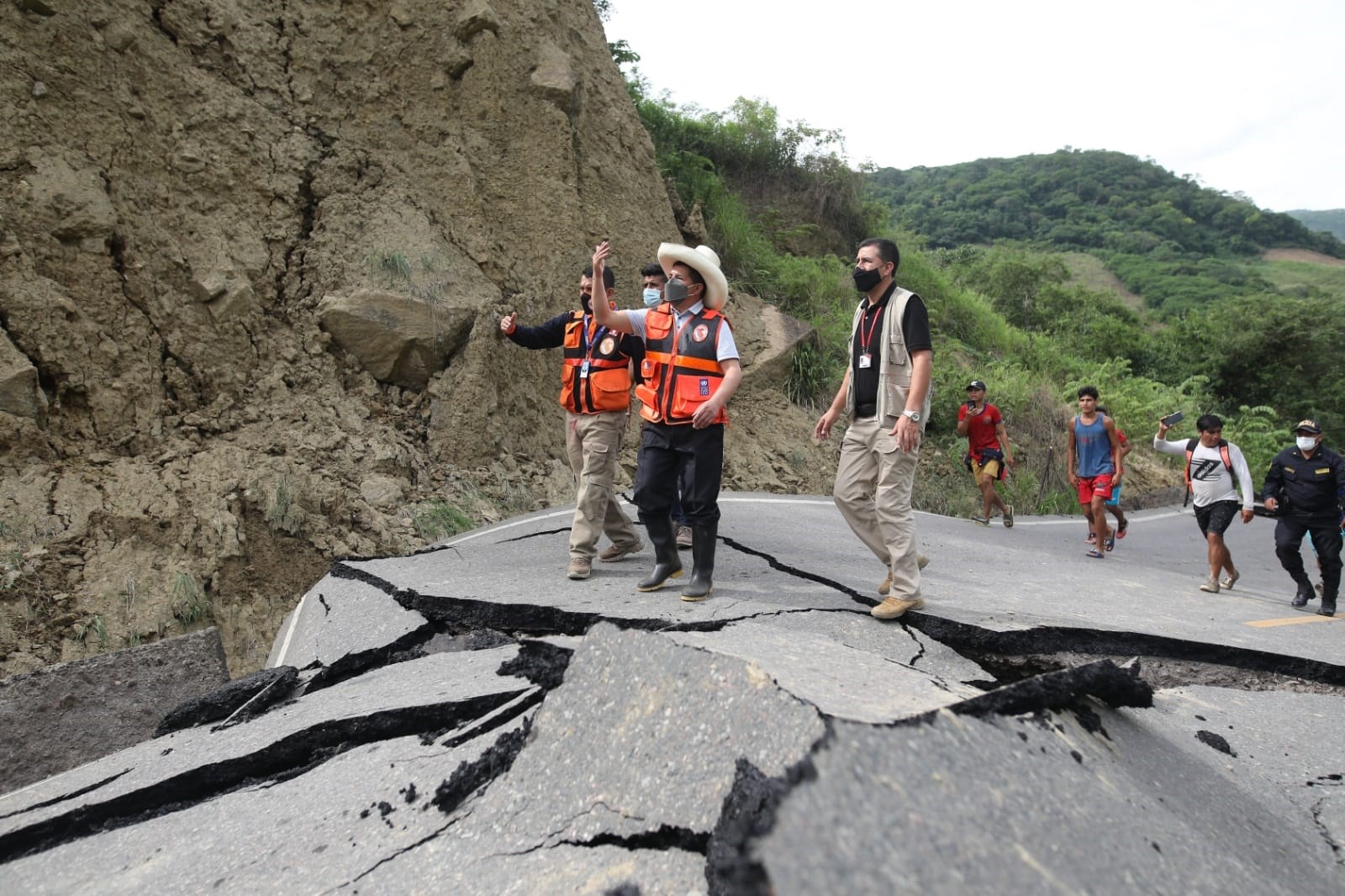 El presidente de Perú, Pedro Castillo, visita las zonas más afectadas por el terremoto de magnitud 7,5 del 28 de noviembre (Presidencia de Perú)
