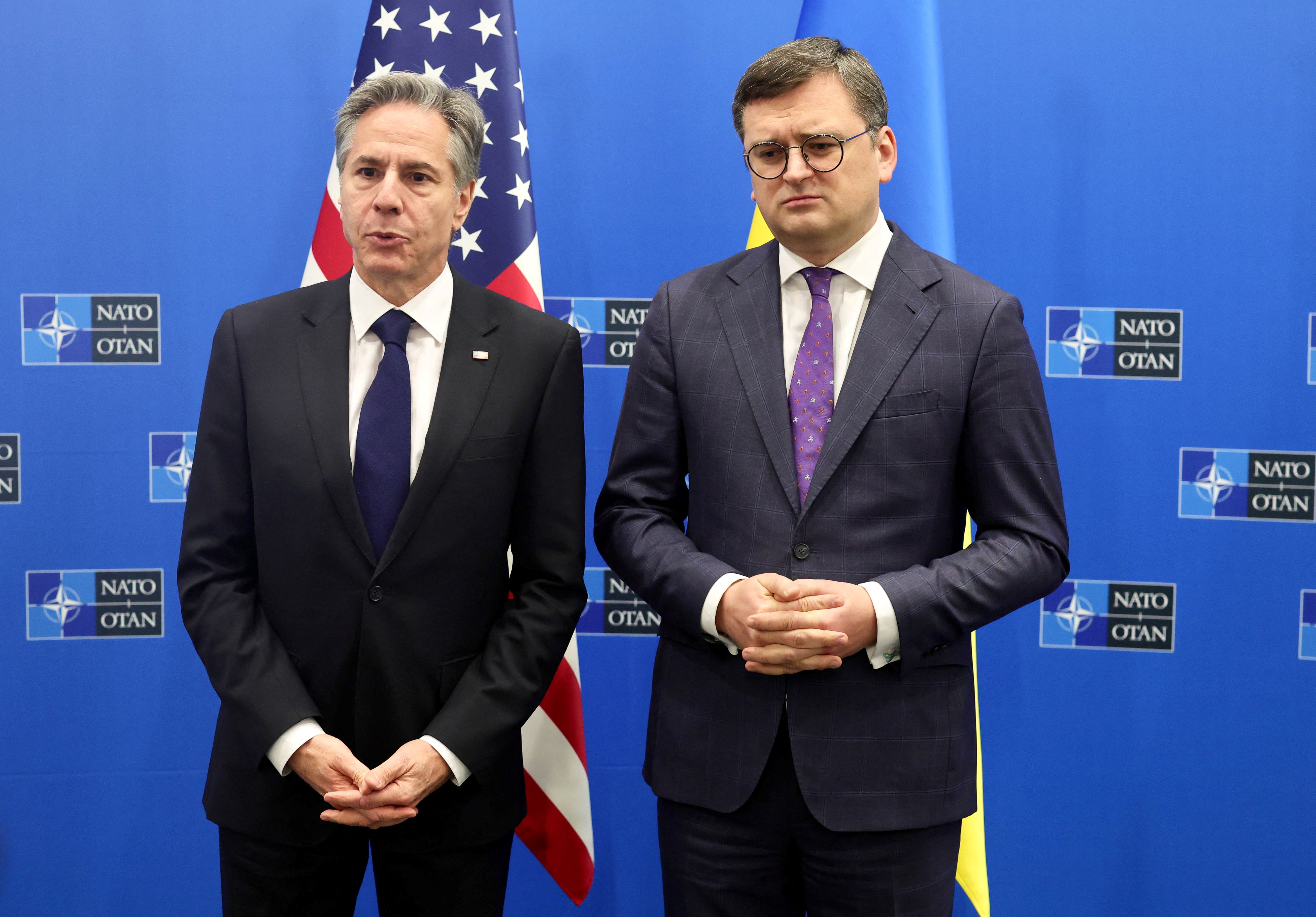 El secretario de Estado norteamericano Antony Blinken posa junto al canciller ucraniano Dmytro Kuleba (OLIVIER MATTHYS/Pool via REUTERS)
