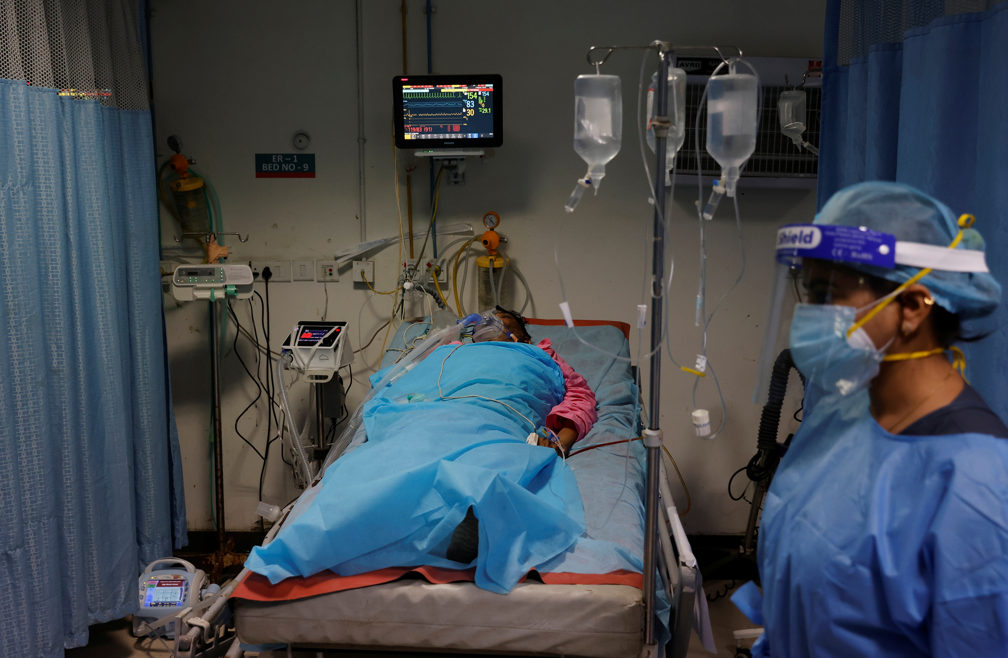 Un hombre que padece COVID-19 recibe tratamiento en su cama, dentro de la sala de emergencias del Hospital Safdarjung en Nueva Delhi, India (Reuters)