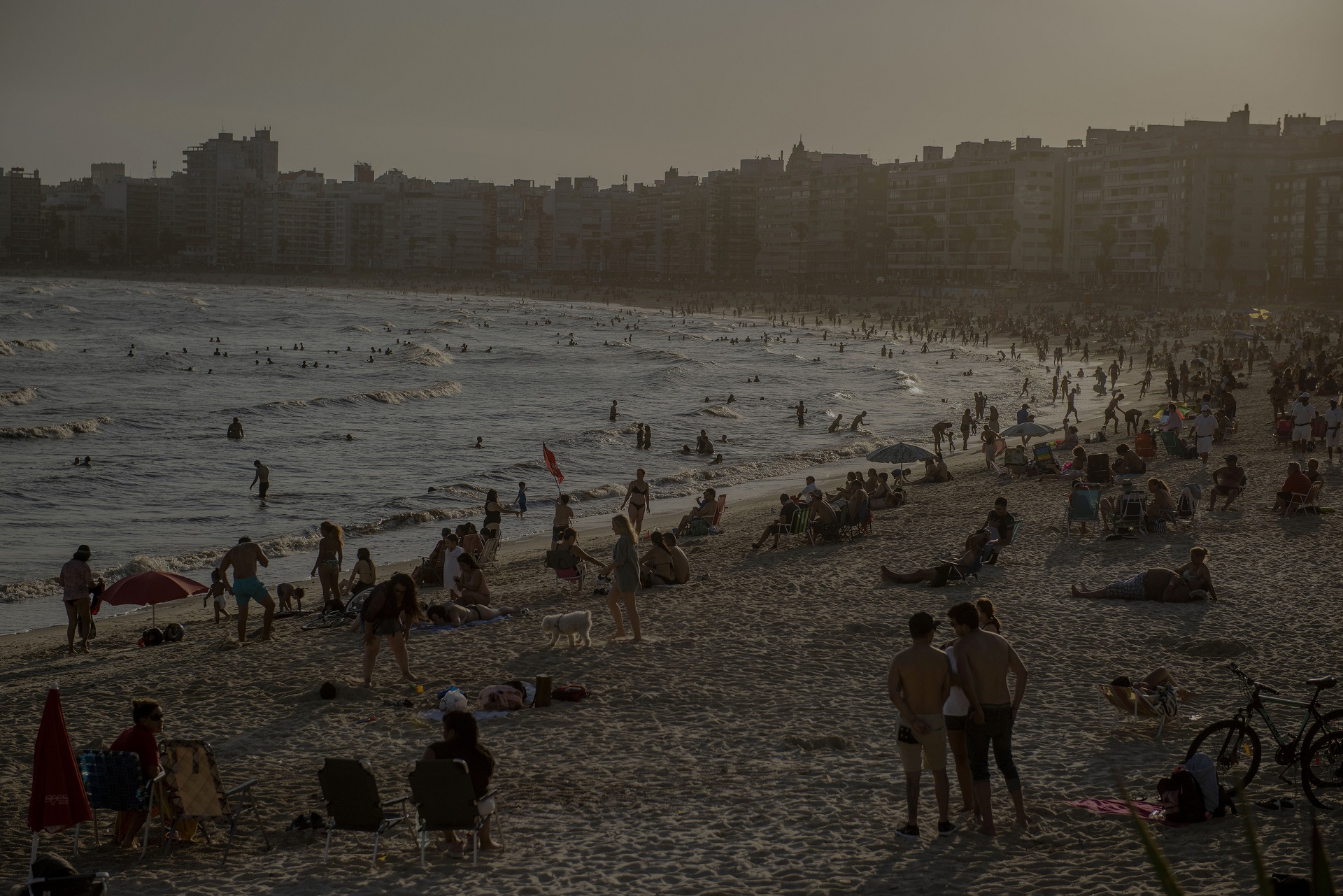 La gente disfruta de la playa en Montevideo (AP)