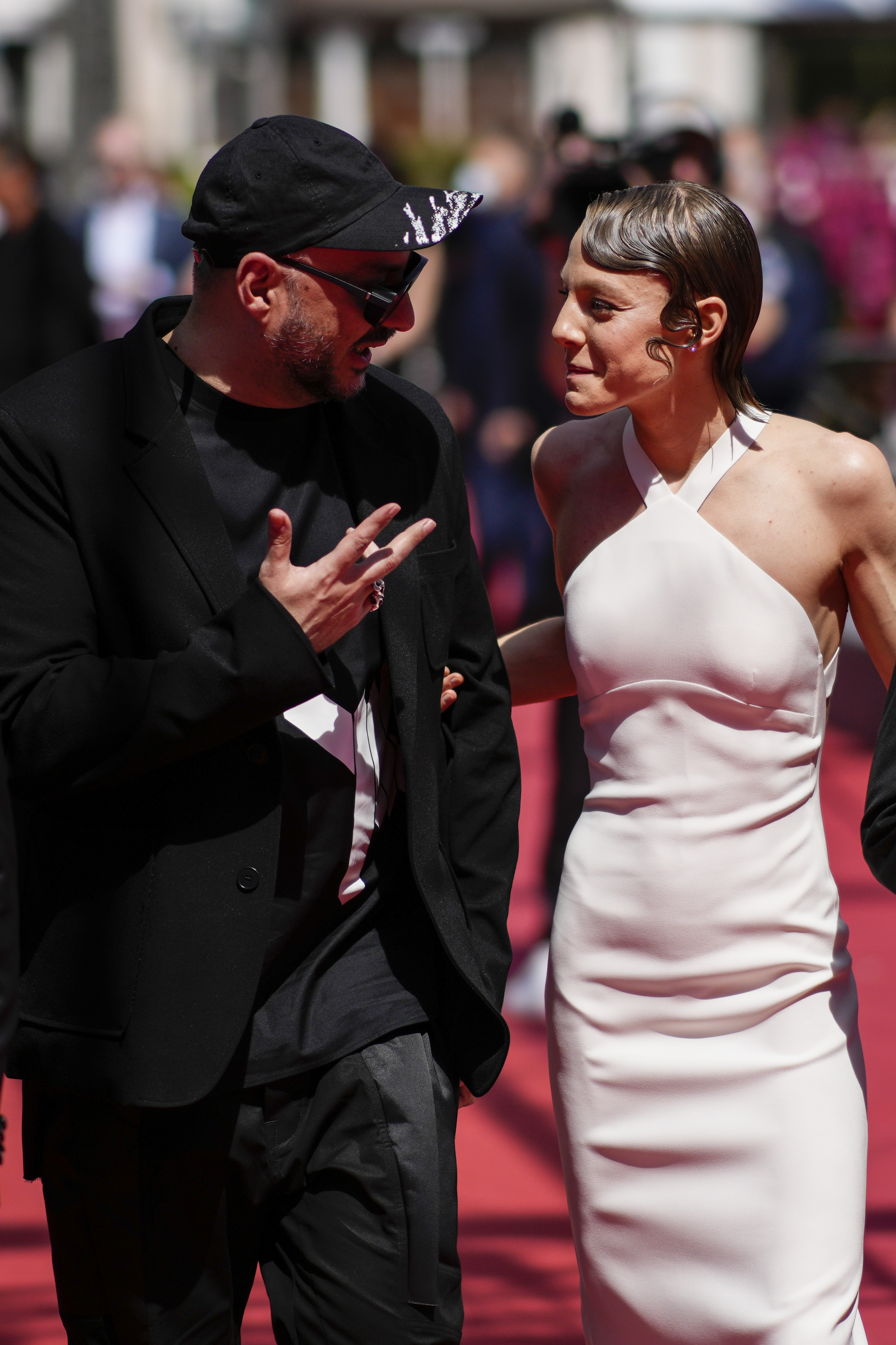 Regizorul rus Kirill Serebrennikov și actrița Alyona Mikhailova sosesc la premiera filmului lor "Soția lui Ceaikovski" la cea de-a 75-a ediție a Festivalului Internațional de Film de la Cannes, miercuri, 18 mai 2022, la Cannes, Franța.  (AP Foto/Daniel Cole)
