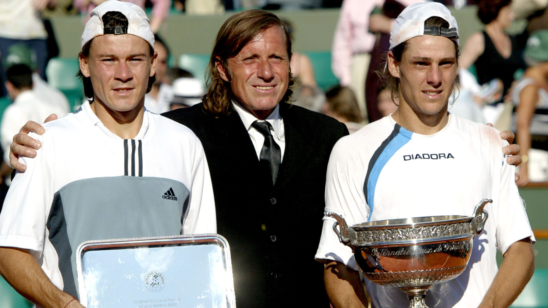 Vilas, con Guillermo Coria y Gastón Gaudio luego de la final que ambos protagonizaron en Roland Garros 2004