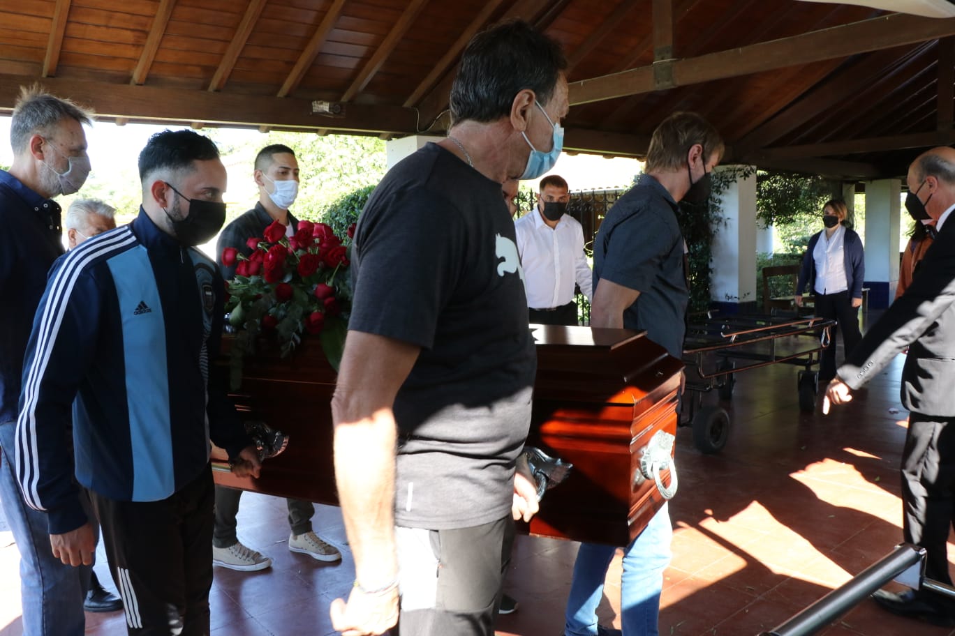 Amici e colleghi salutano Enrique Penti al cimitero del Pilar Memorial Park