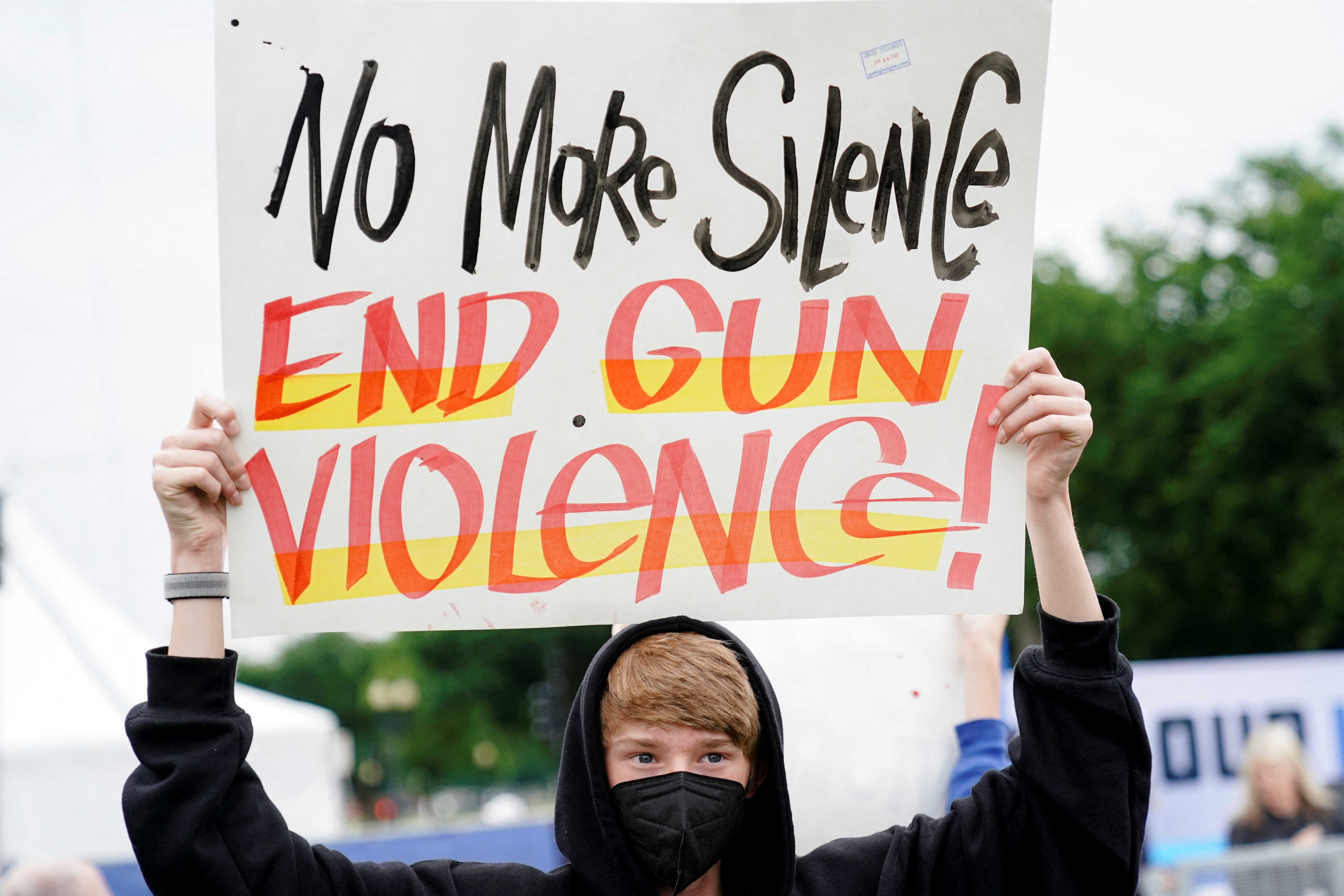 Un manifestante por el control de armas con un cartel que dice: "No más silencio sobre la violencia"  REUTERS/Joshua Roberts