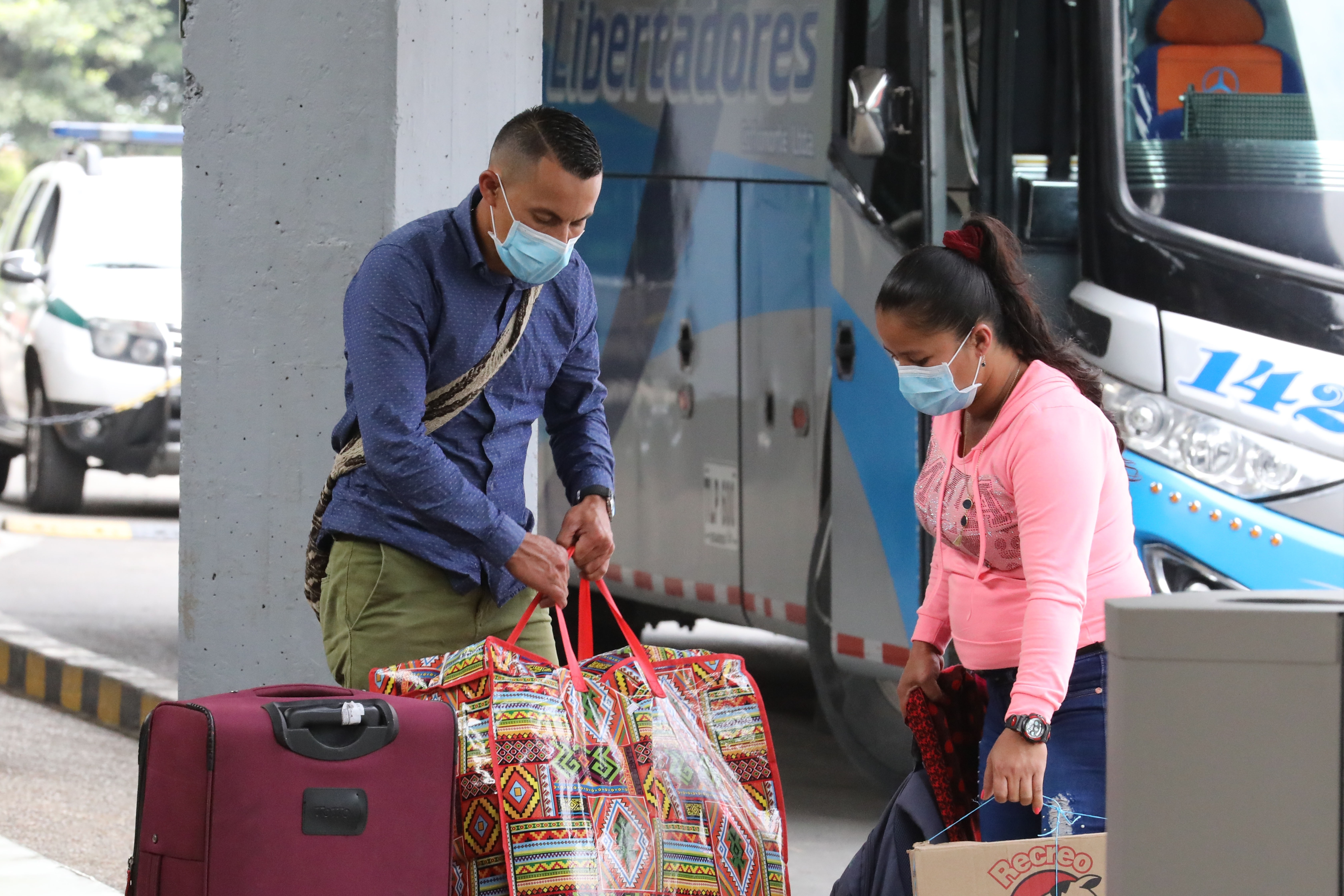 Usuarios de la terminal de transporte terrestre se protegen con tapabocas como medida de prevenci&#243;n contra el coronavirus, en Bogot&#225; (Colombia). EFE/Carlos Ortega/Archivo
