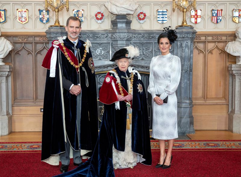FOTO DE ARCHIVO: La reina Isabel de Reino Unido, el rey Felipe VI de España y su esposa, la reina Letizia, asisten a un servicio en la capilla de San Jorge, en el castillo de Windsor, Reino Unido, el 17 de junio de 2019. Steve Parsons/Pool vía REUTERS/File Photo