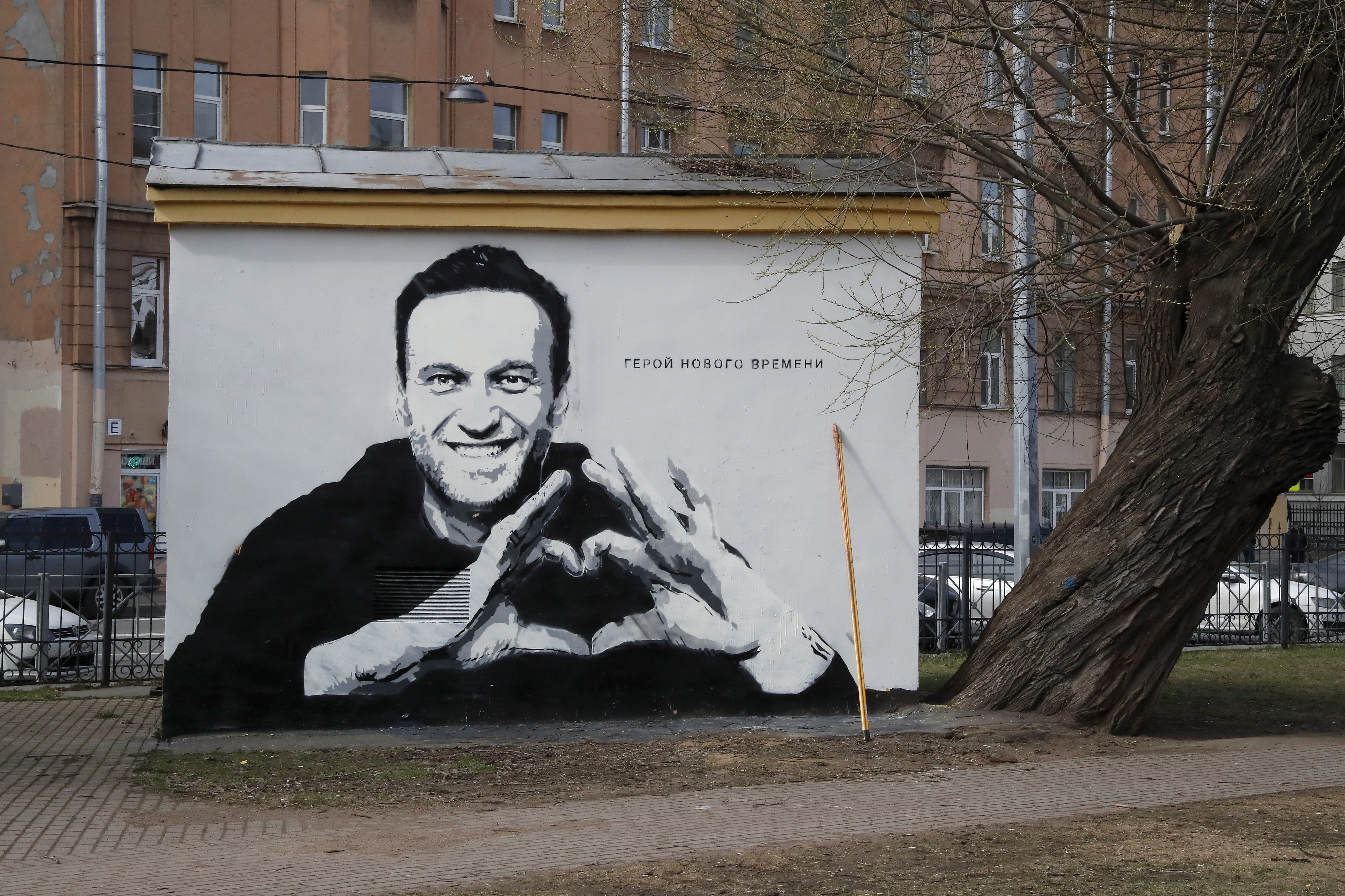 Imagen de archivo de un graffiti del opositor ruso Alexei Navalny en una calle de San Petersburgo (EFE)