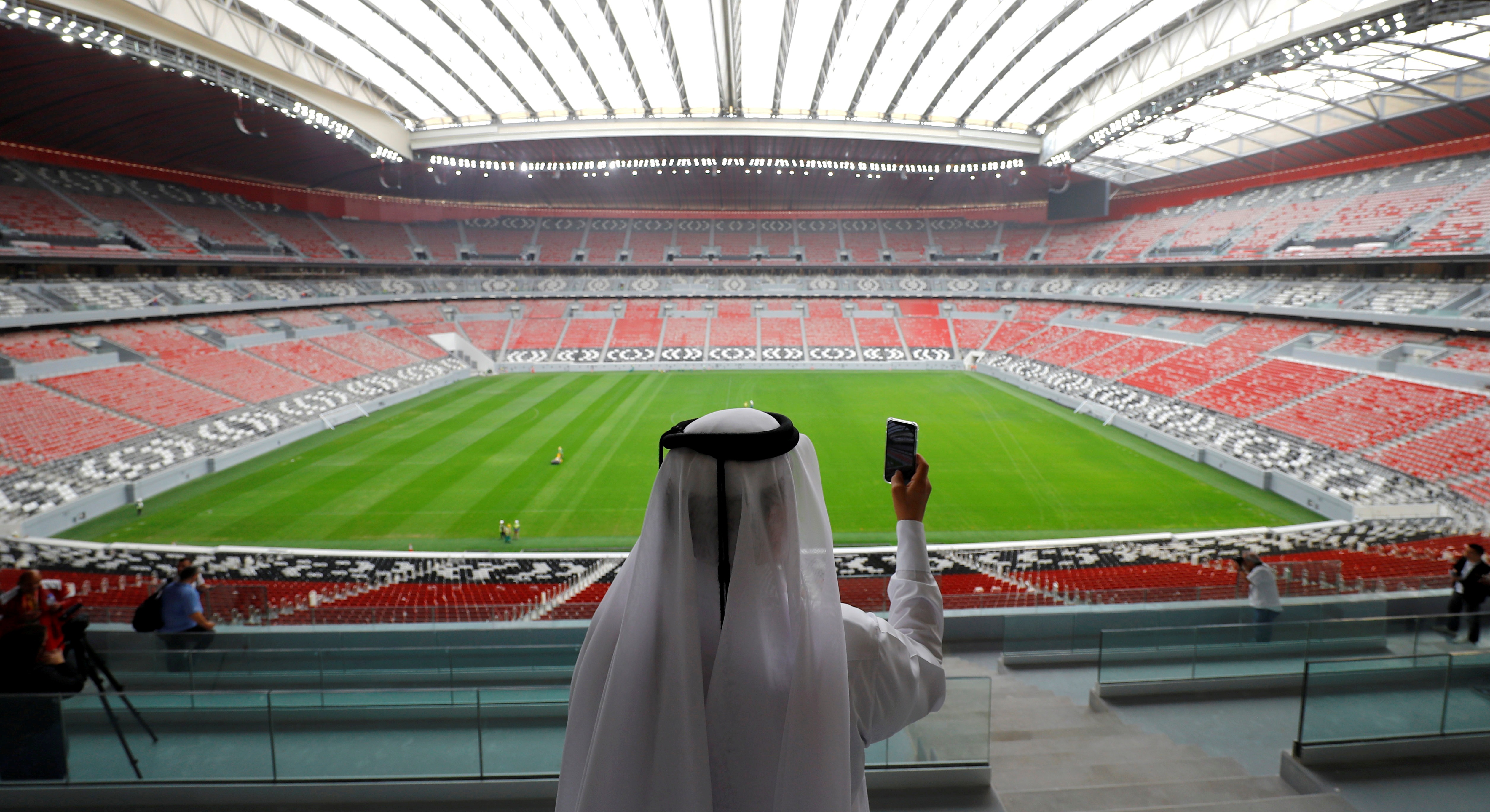 Copa: campanha do Qatar mostra que dinheiro faz estádio, não boa seleção -  29/11/2022 - UOL Esporte