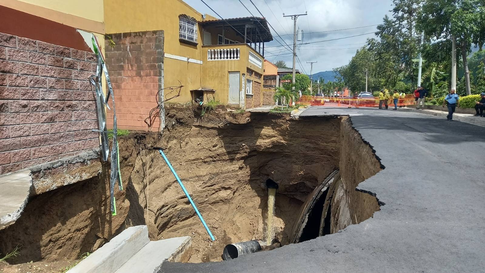 Destrucción en un barrio de San Salvador. A pesar de que el gobierno de Bukele gastó USD 3.1 millones en reparar la calle, las lluvias de Bonnie volvieron a dañarla.