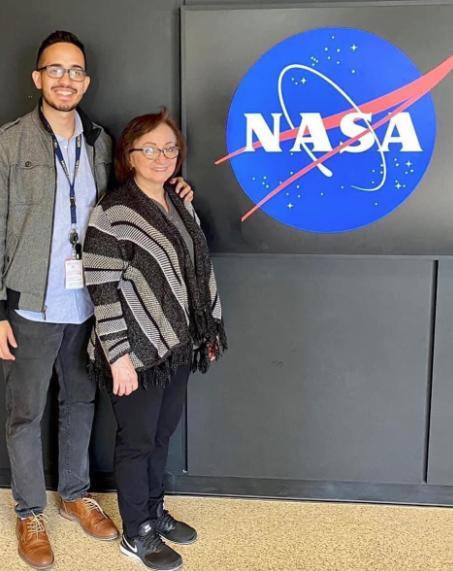 Elio Morillo y su madre, quien migró cuando él era un pequeño niño para buscar mejores oportunidades en los Estados Unidos. (Instagram/ @thespacemechanic)