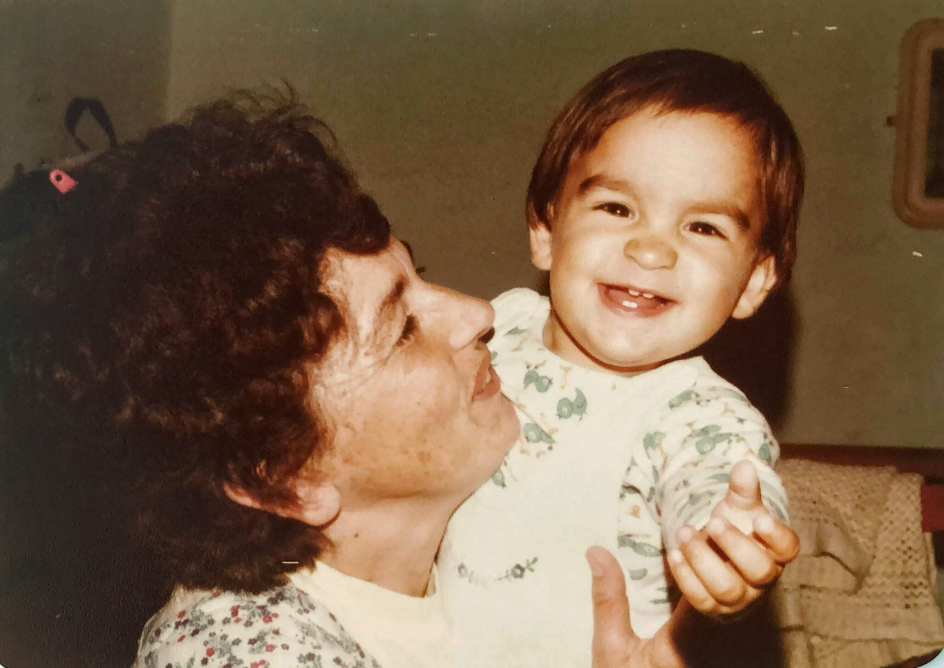 Los recuerdos de Juan se alimentan de sus fotos; está muy agradecido a la vida por los padres que tuvo