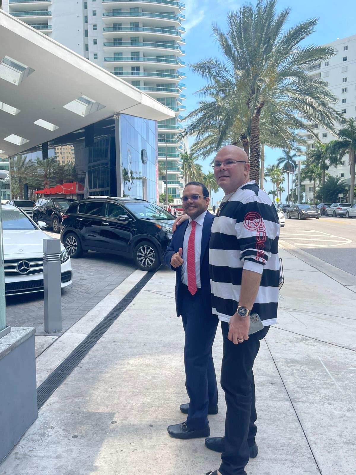 Encontrón entre Gustavo Petro y Abelardo de La Espriella por fotos del  candidato con alias Boliche: “Mafiosos colombianos en Miami” - Infobae