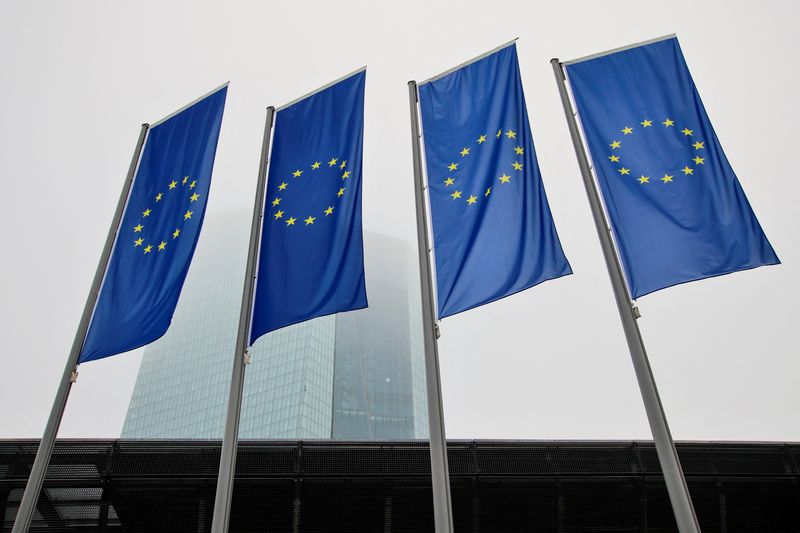 Flaggen der Europäischen Union vor dem Gebäude der Europäischen Zentralbank in Frankfurt am Main, 15. Dezember 2022. REUTERS/Wolfgang Rattay