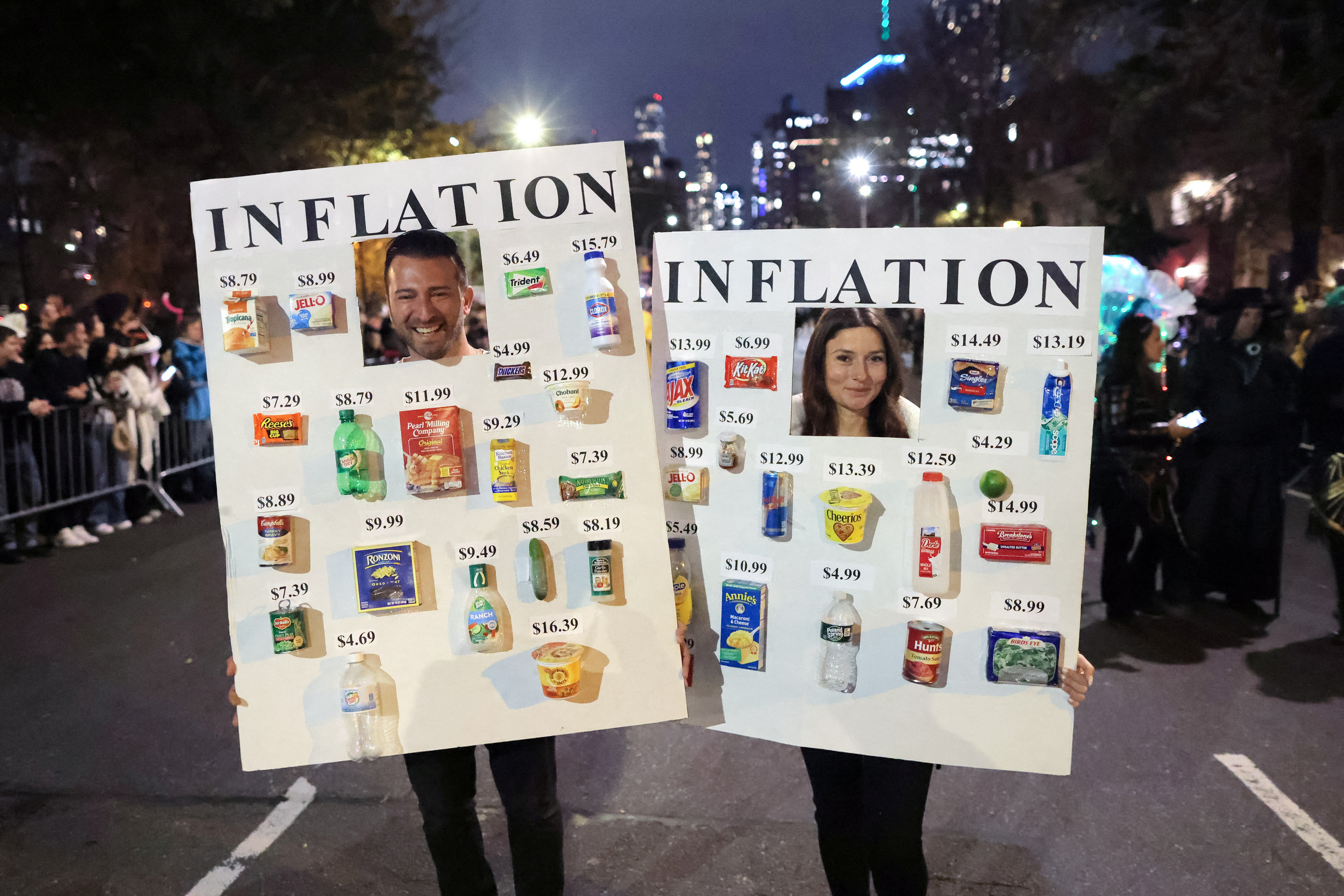 En el tradicional desfile de Halloween del tradicional Village de Manhattan aparecieron "disfrazados" de inflación. De acuerdo a las primeras encuestas entre los votantes, en estas elecciones primaron los derechos civiles por sobre la economía.  REUTERS/Andrew Kelly