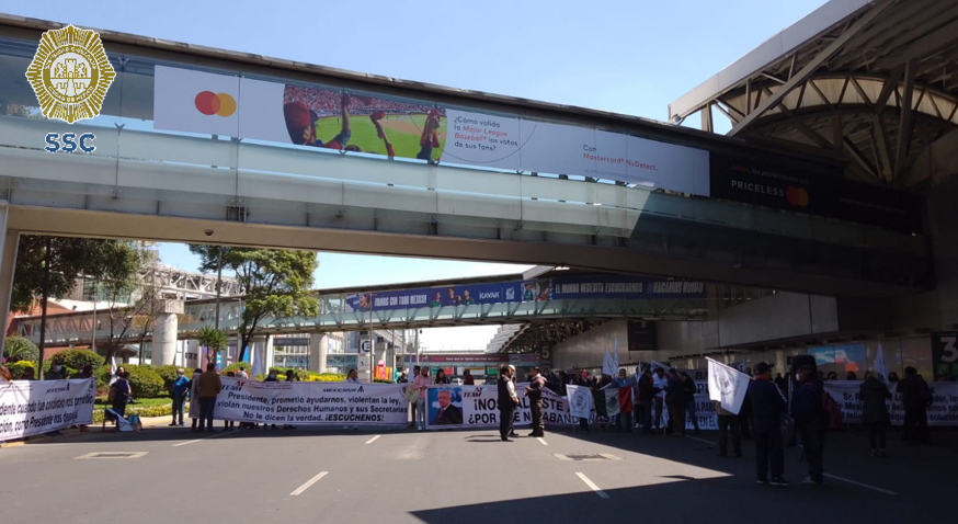 Un grupo de manifestantes mantienen un bloqueo en el Aeropuerto Internacional de la Ciudad de México (Foto: OVIAL SSC)