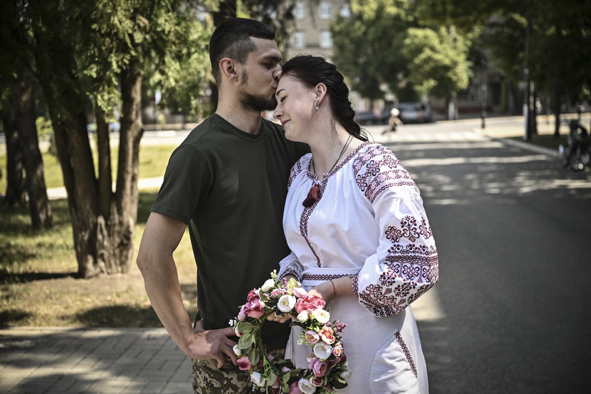 Los soldados ucranianos Kristina y Vitalii Orlich, ambos de 23 años, se casan en la ciudad de Druzhkivka (Foto de ARIS MESSINIS / AFP)