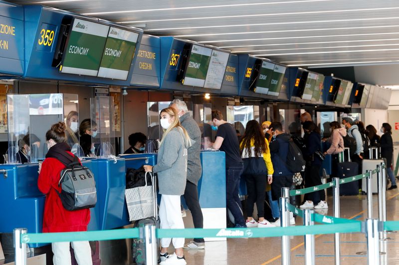 El mostrador de facturación de Alitalia en el aeropuerto internacional de Fiumicino en Roma, Italia, 15 de abril de 2021. REUTERS/Remo Casilli
