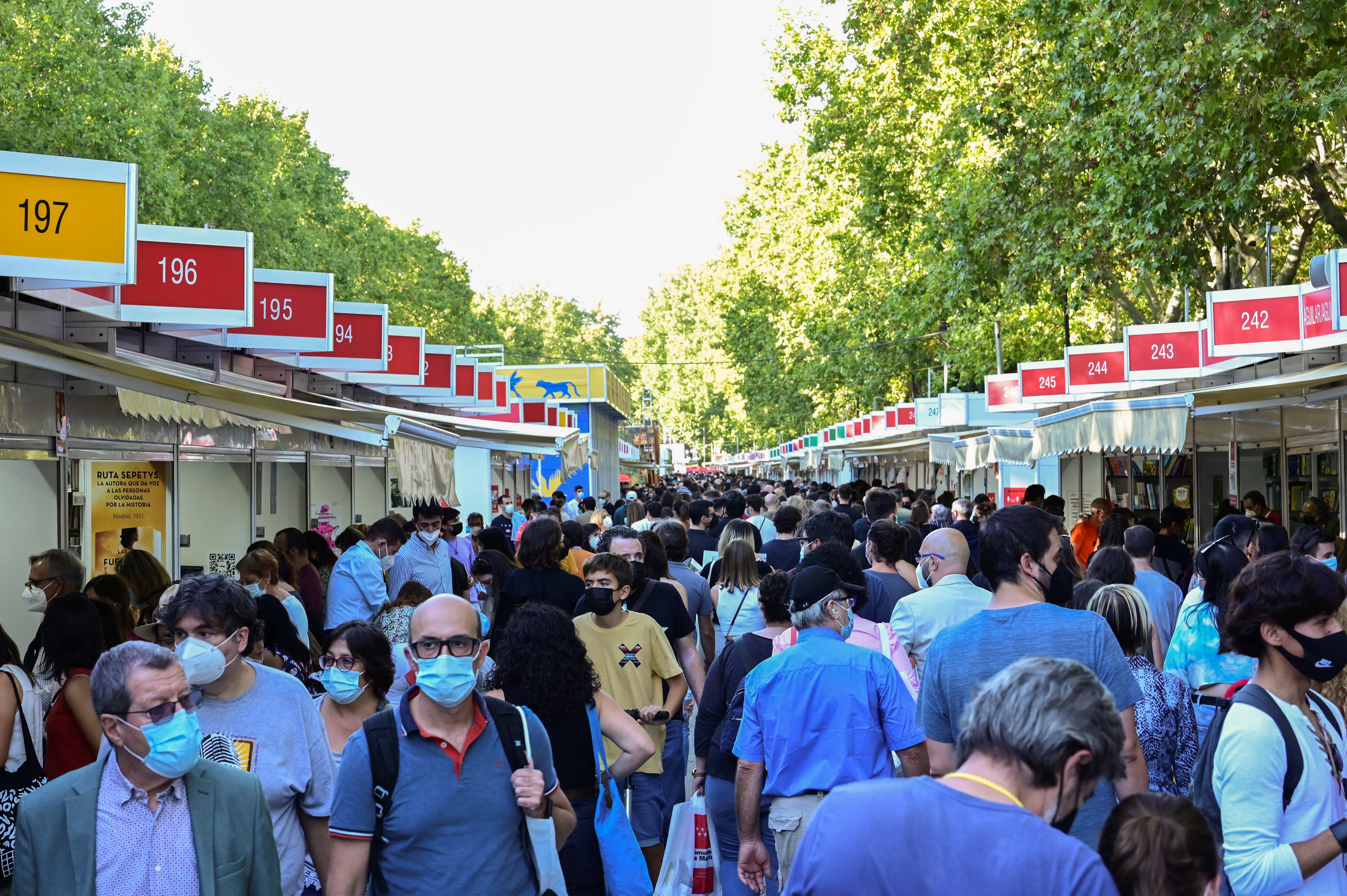 Imagen de una de las calles de la Feria del Libro de Madrid, durante la edición 2021. EFE / Victor Lerena.
