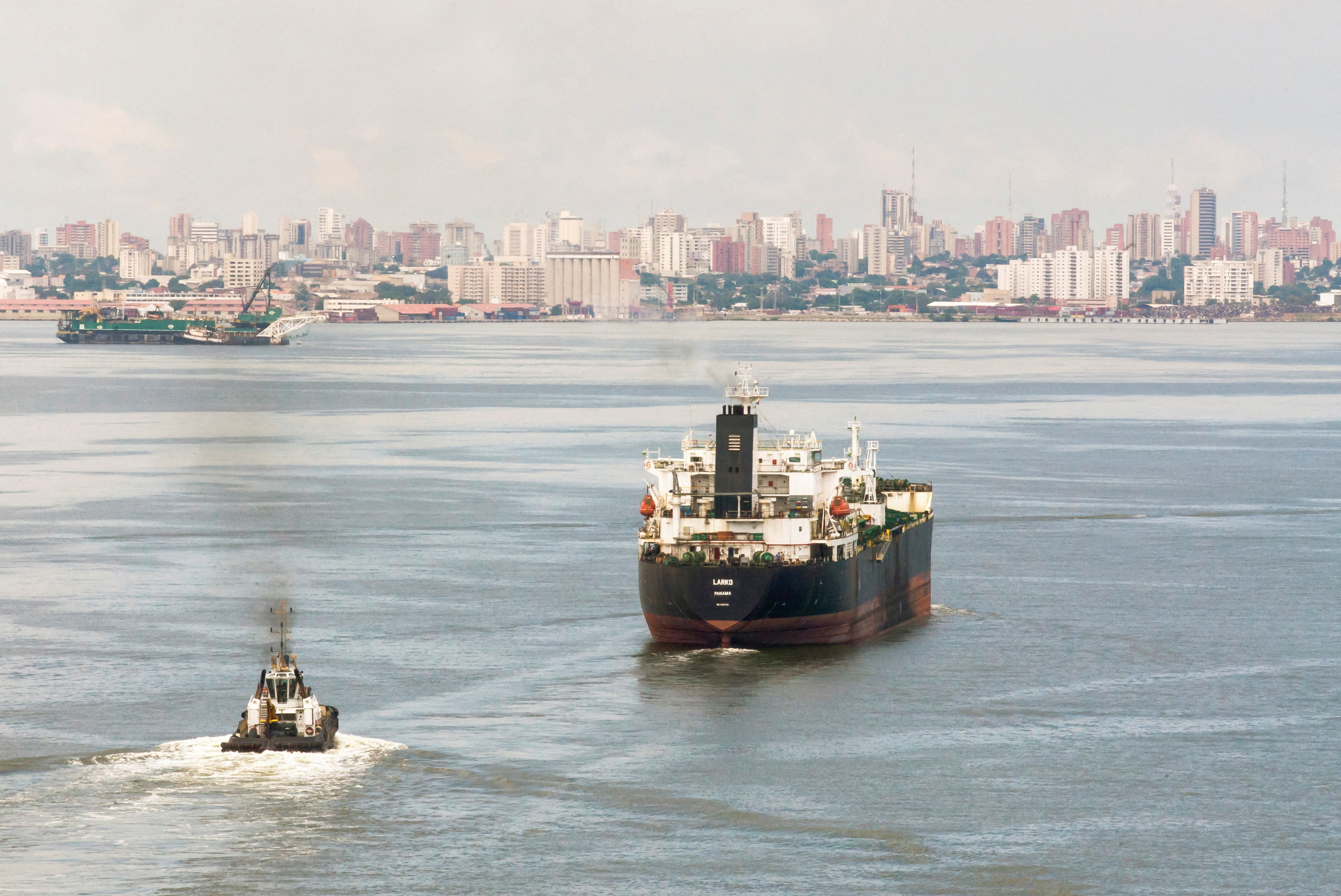 Another shipment of Venezuelan crude chartered by Chevron sailed this Tuesday in the Lake Maracaibo channel (REUTERS)