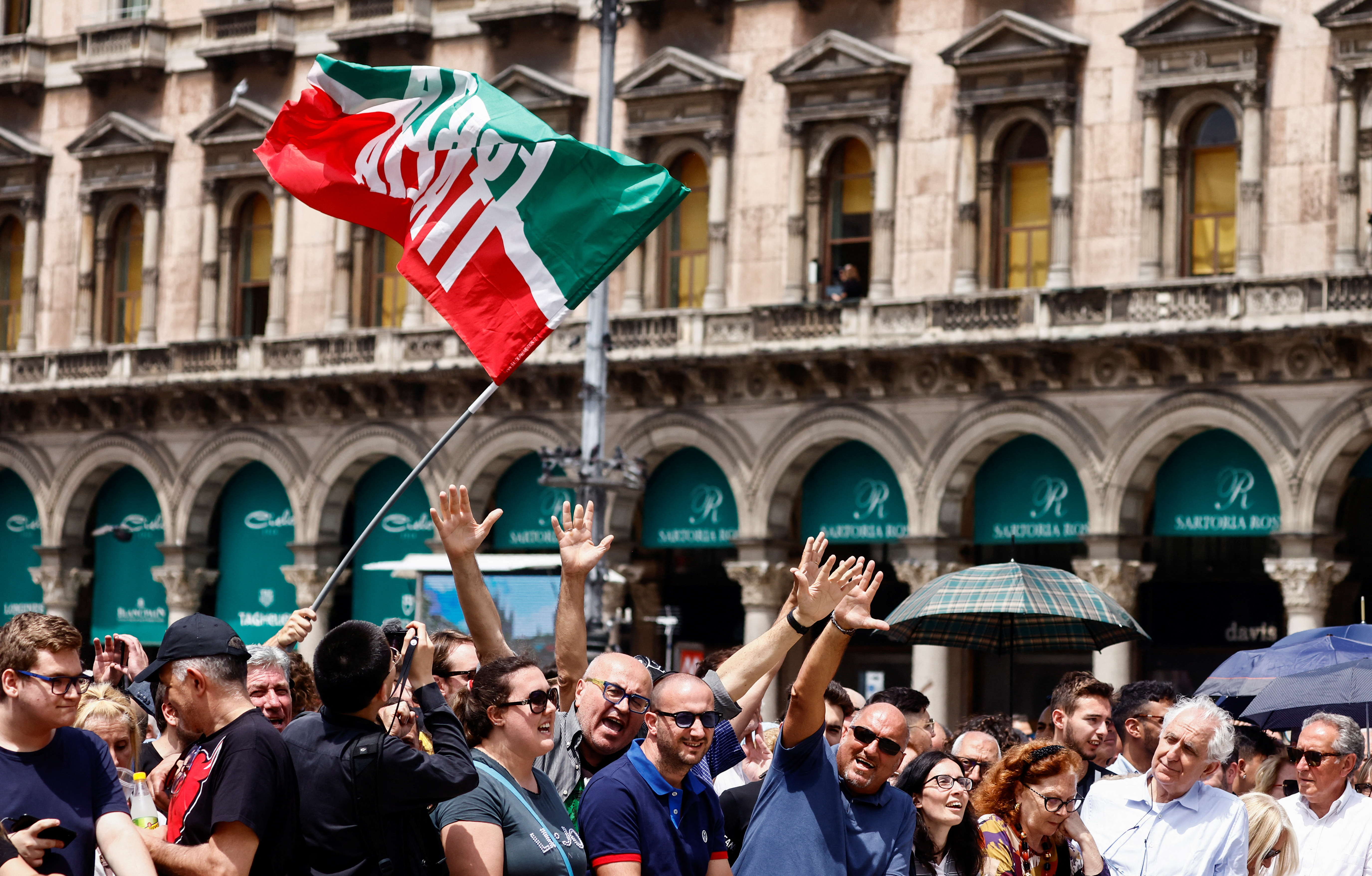 Simpatizantes de Berlusconi ondean la bandera de "Forza Italia", el partido del ex primer ministro (REUTERS/Yara Nardi)