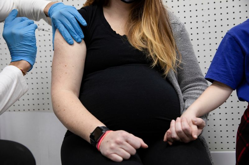Las mujeres embarazadas que se enferman con el virus tienen de dos a tres veces más probabilidades de dar a luz a su bebé prematuramente (Reuters) 