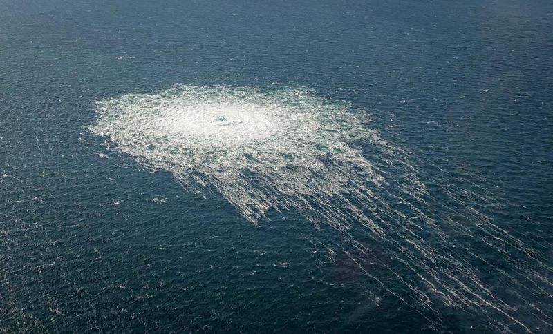 Burbujas de gas de la filtración del Nord Stream 2 en la superficie del mar Báltico (via Reuters)
