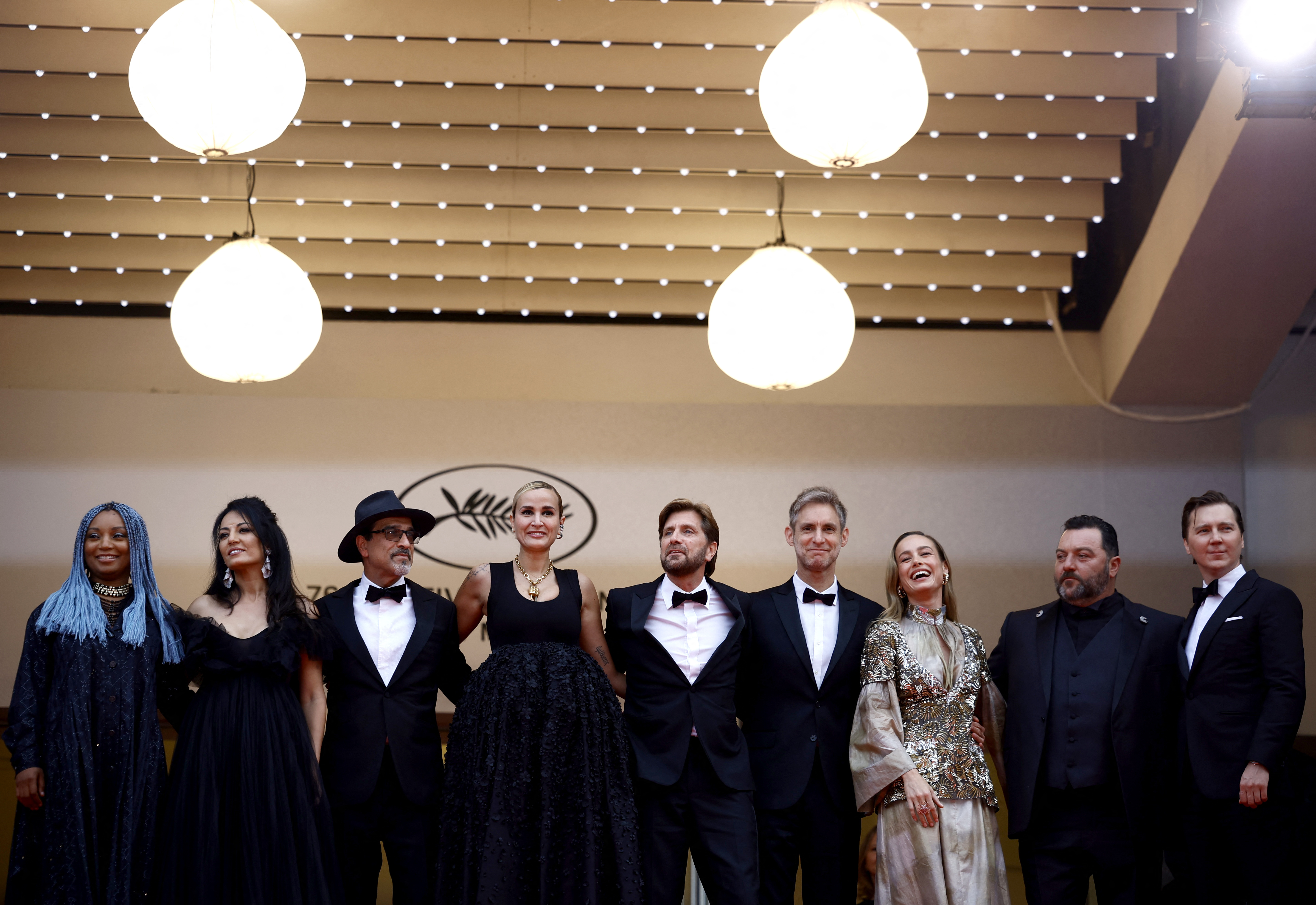 El jurado de Cannes en la gala inaugural del Festival de Cannes. Con el director de cine argentino Damián Szifrón (sexto, de izquierda a derecha) entre ellos (Foto: REUTERS/Sarah Meyssonnier)