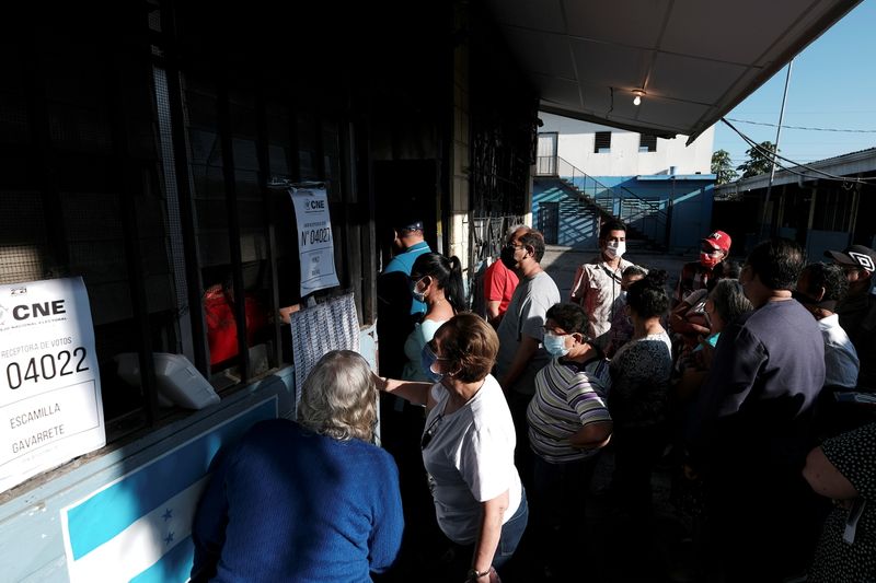 Gente espera para votar fuera de un centro de votación durante las elecciones generales en San Pedro Sula, Honduras, el 28 de noviembre de 2021. REUTERS/Yoseph Amaya
