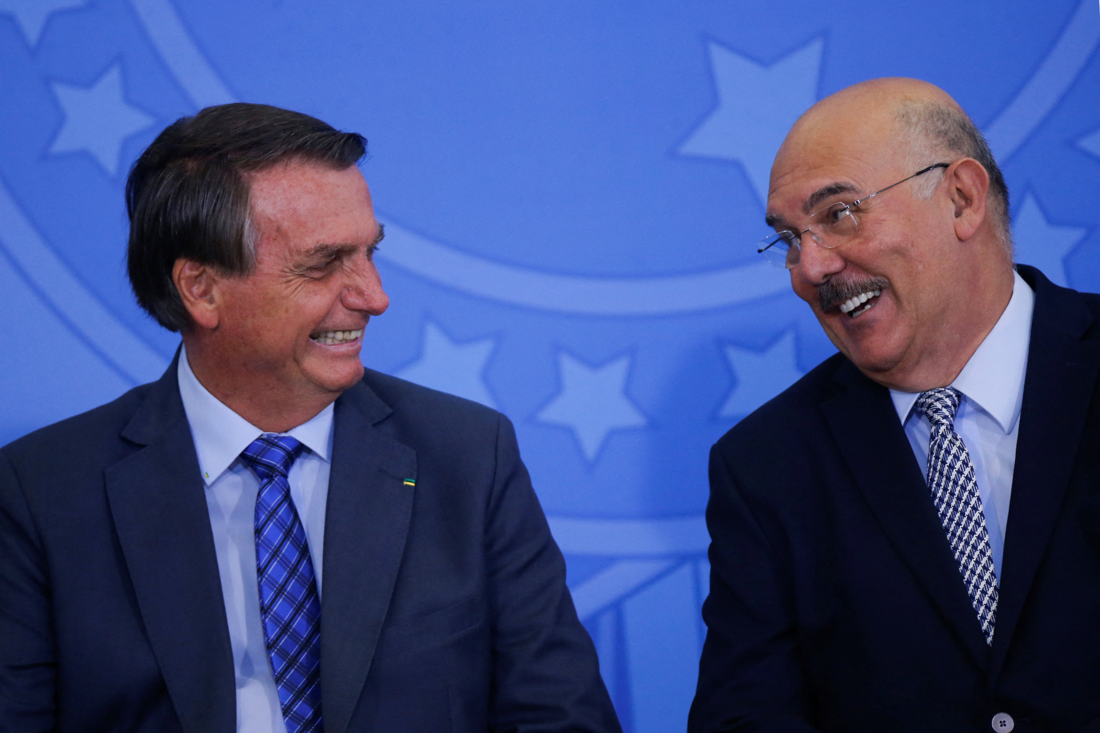 Jair Bolsonaro y el ex ministro de educación Milton Ribeiro. REUTERS/Adriano Machado