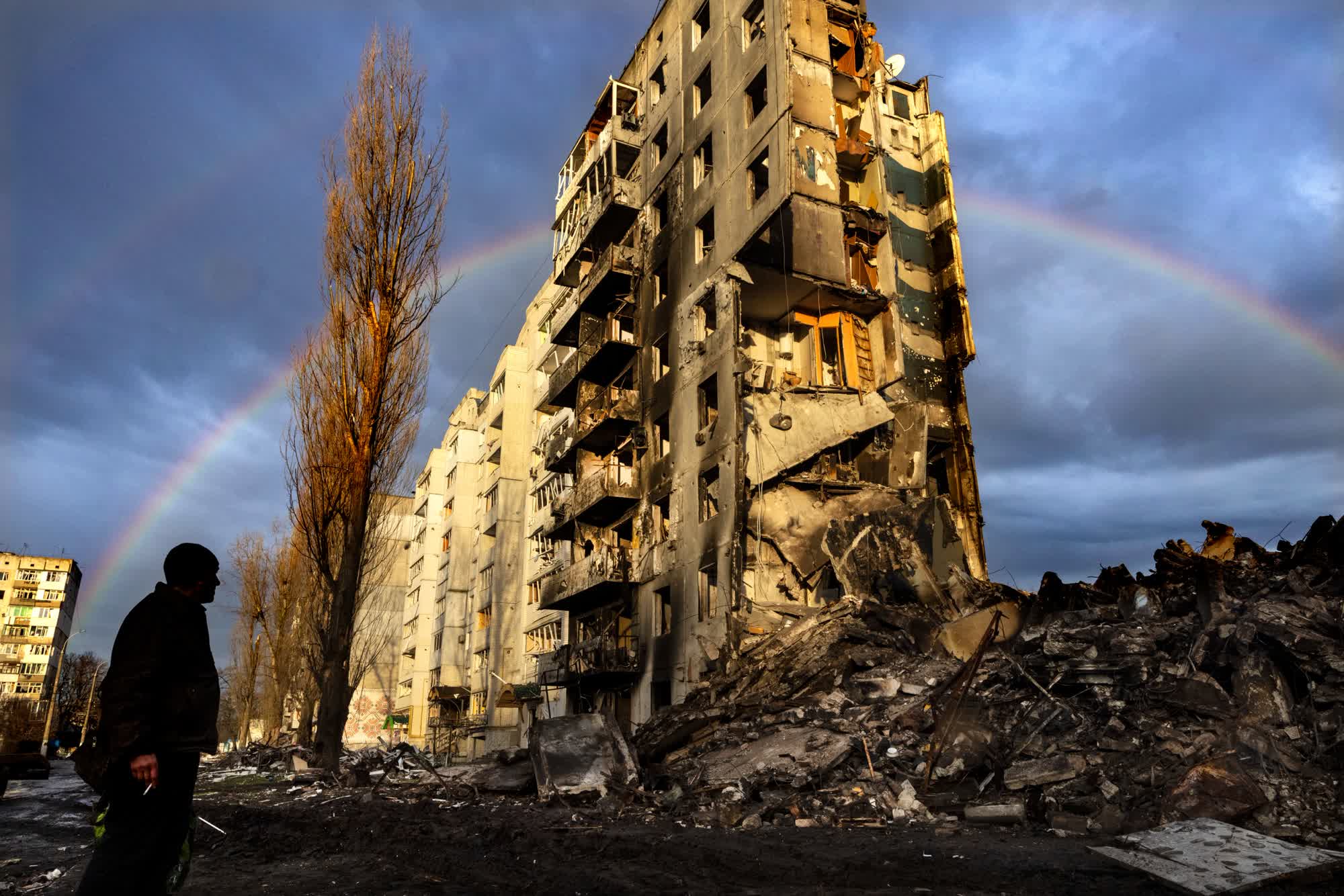Un residente de Borodianka observa la destrucción en el barrio donde vive en momentos en que por detrás salía un esperanzador arco iris. (Paula Bronstein/AP)