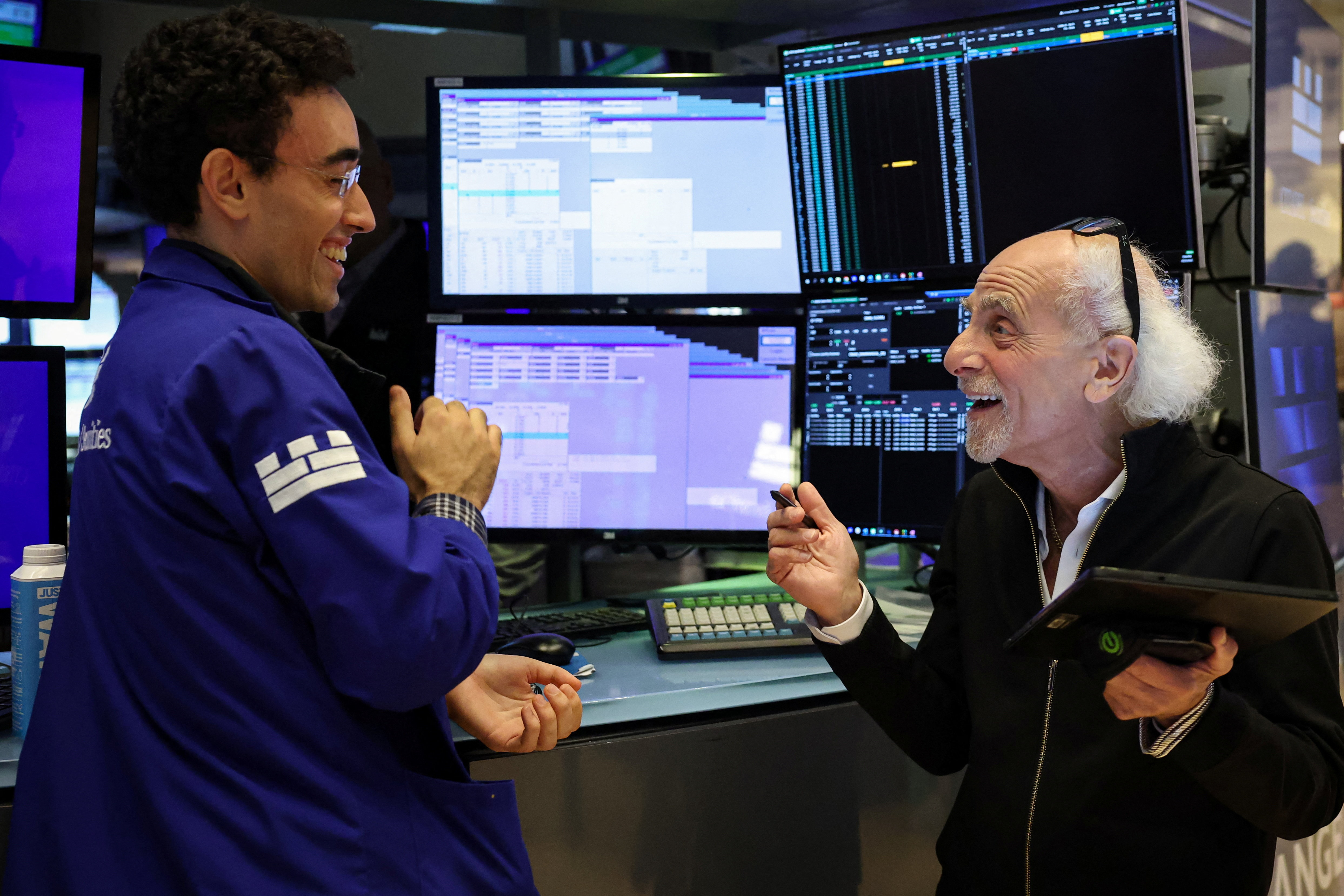 Reacción del mercado al viaje de Caputo a EEUU: fuerte alza de los bonos y caída de los dólares financieros