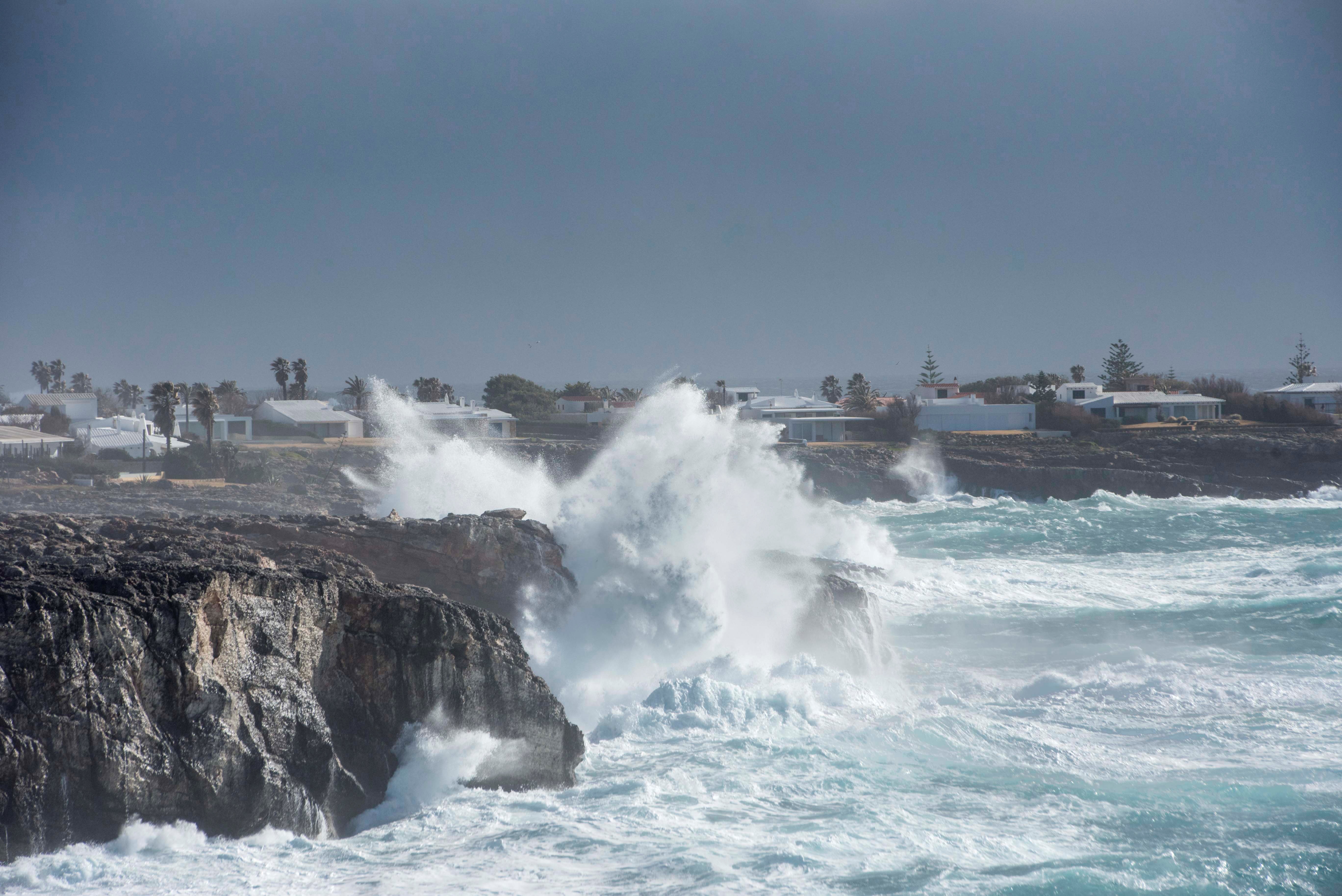 Grandes olas rompen contra las rocas en Binidalí, Mahón. EFE/ David Arquimbau Sintes/Archivo
