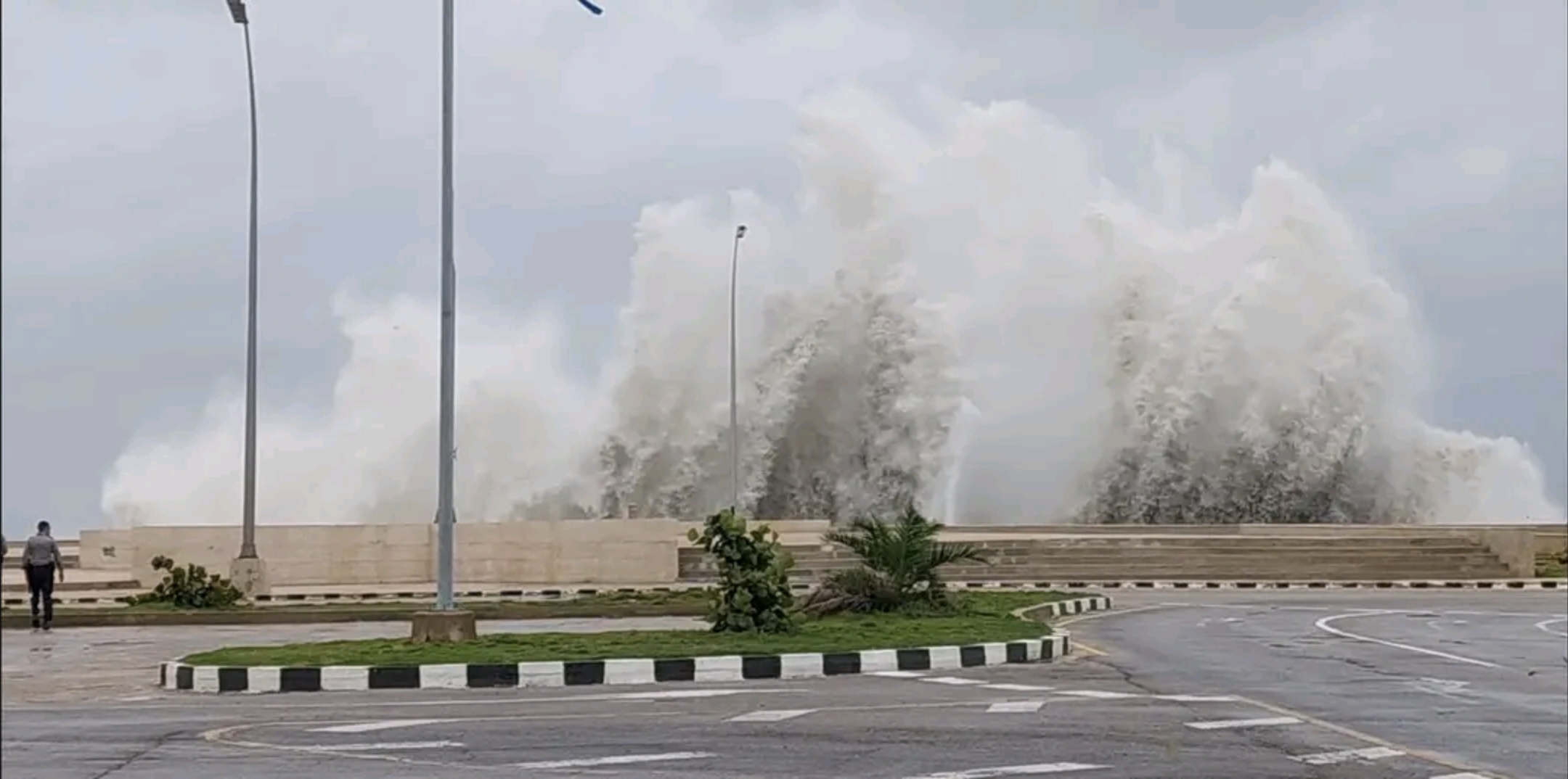 La marea choca contra el malecón habanero. (Humberto López/CubaDebate)