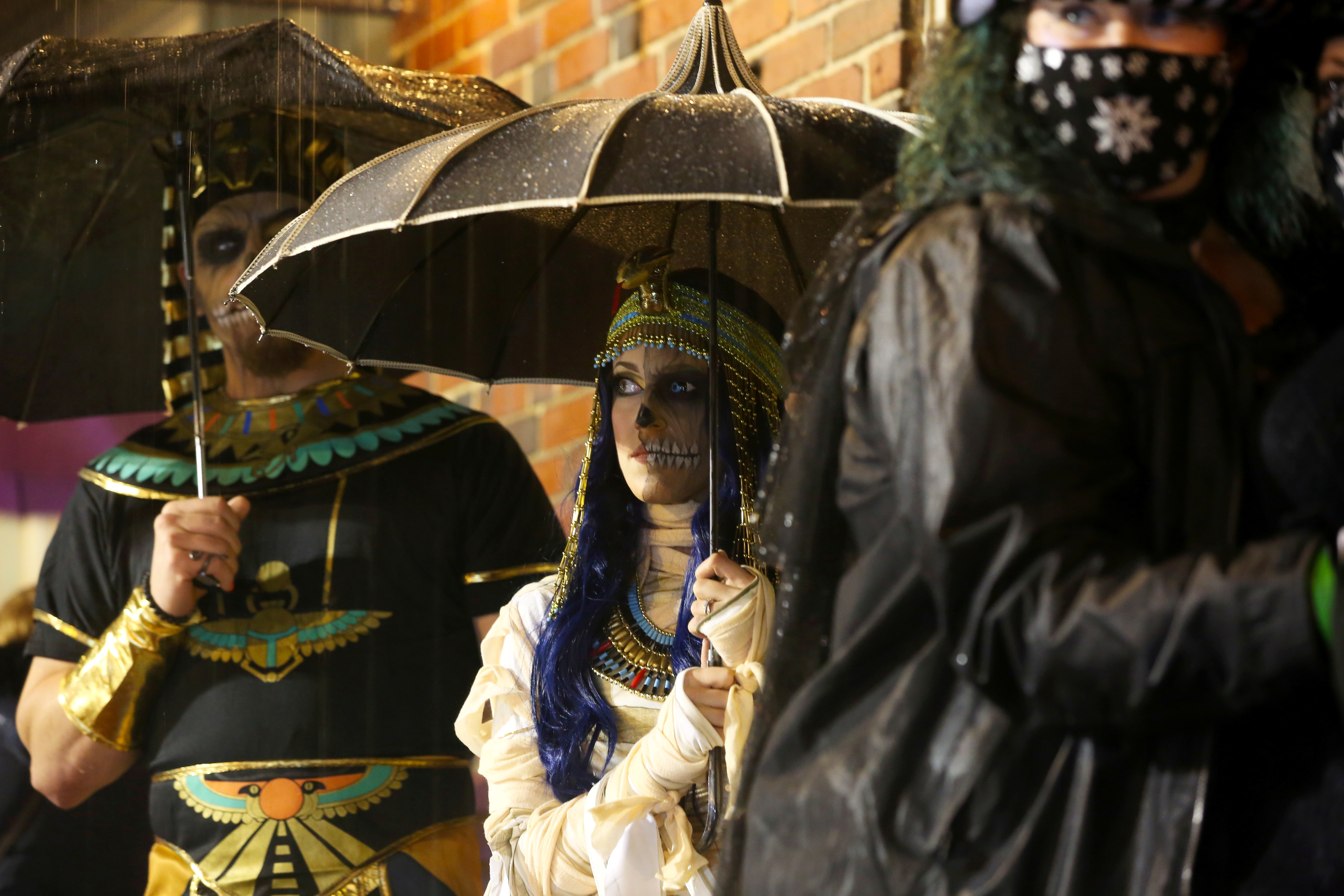 Personas disfrazadas esperan bajo la lluvia para ingresar al baile oficial de Halloween de las brujas de Salem, en Massachusetts, EE. UU., 30 de octubre de 2021. REUTERS/Reba Saldanha