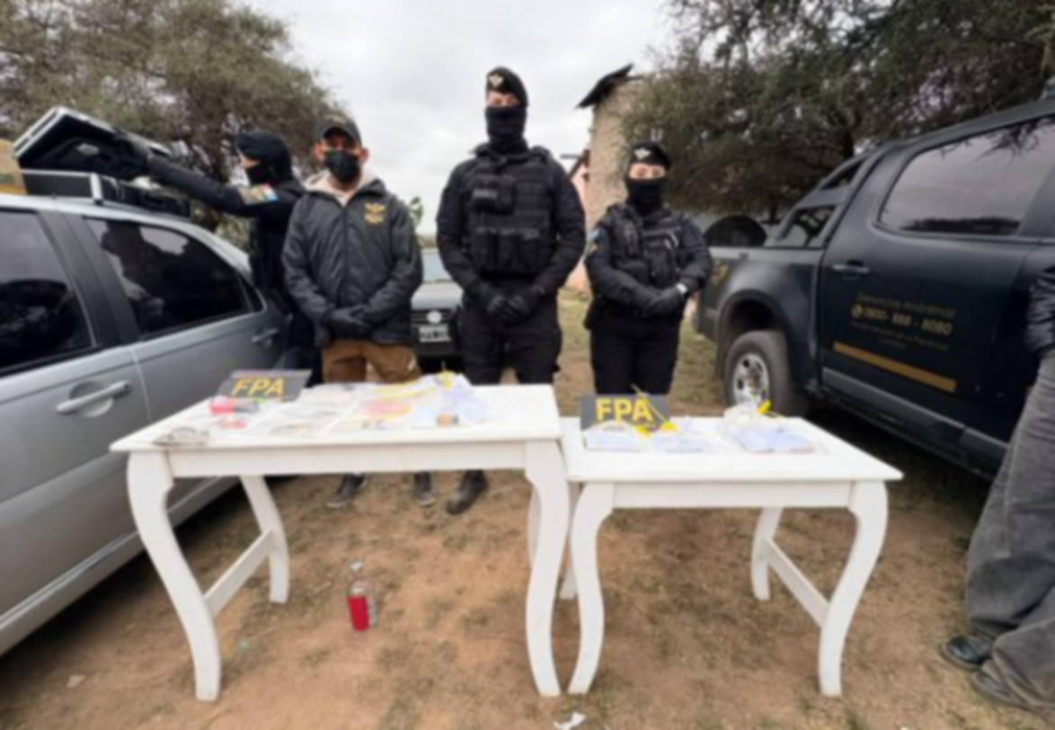 Desarticularon una fiesta clandestina en Córdoba y secuestraron varias dosis de droga 