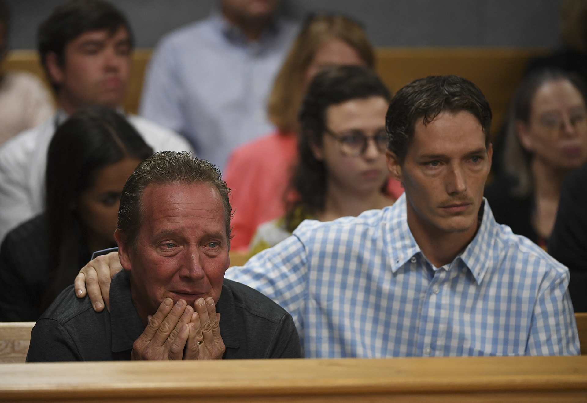 Frank Rzucek, el padre de Shanann Watts, y su hermano Frankie Rzucek estaban en la corte para la audiencia de lectura de cargos de Christopher Watts en el juzgado del condado de Weld el 21 de agosto de 2018 en Greeley, Colorado RJ Sangosti - Pool/Getty Images)
