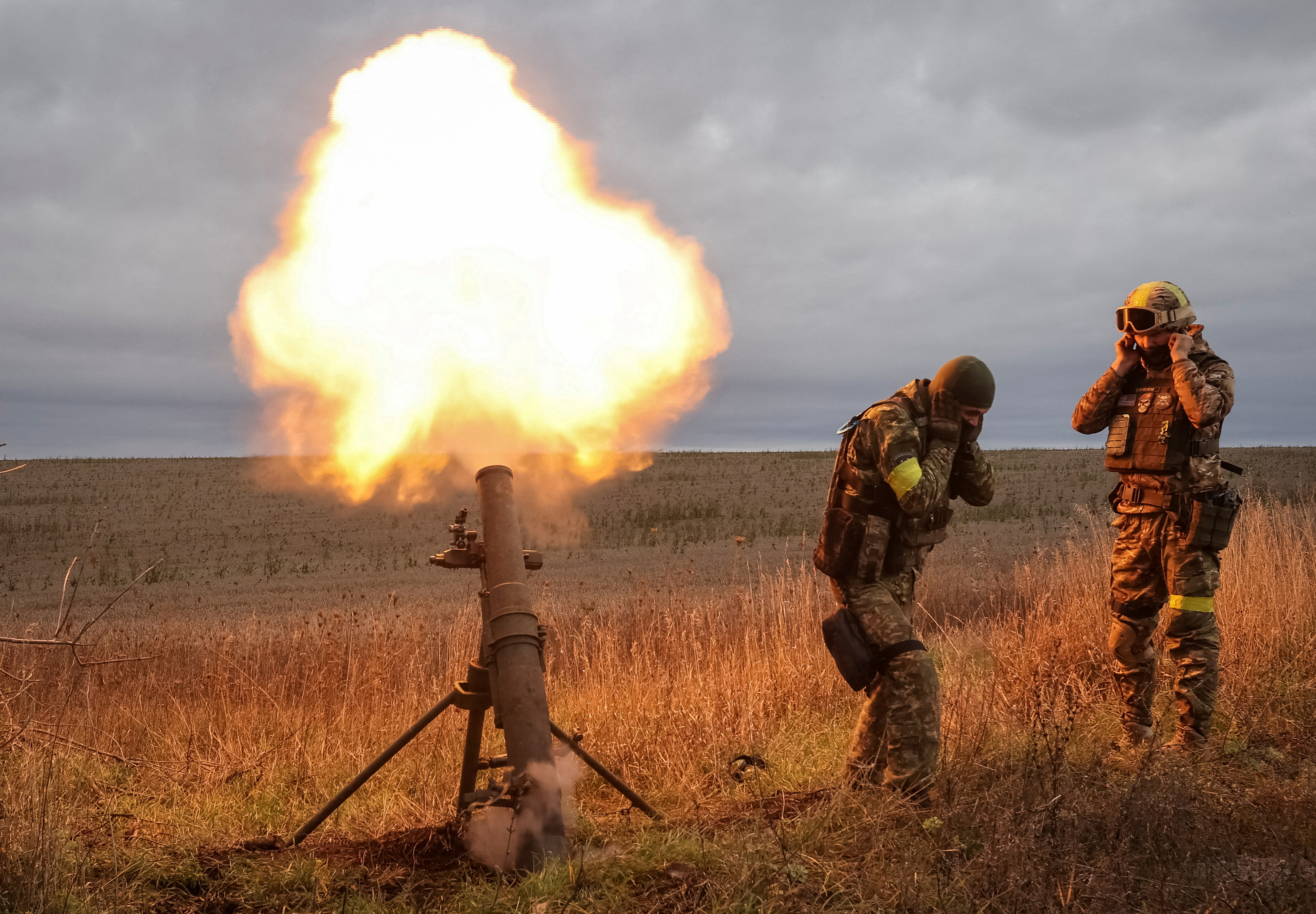 Militares ucranianos disparan un mortero en primera línea, mientras continúa el ataque de Rusia a Ucrania, en la región de Kharkiv, Ucrania, 25 de octubre de 2022. REUTERS/Vyacheslav Madiyevskyy 