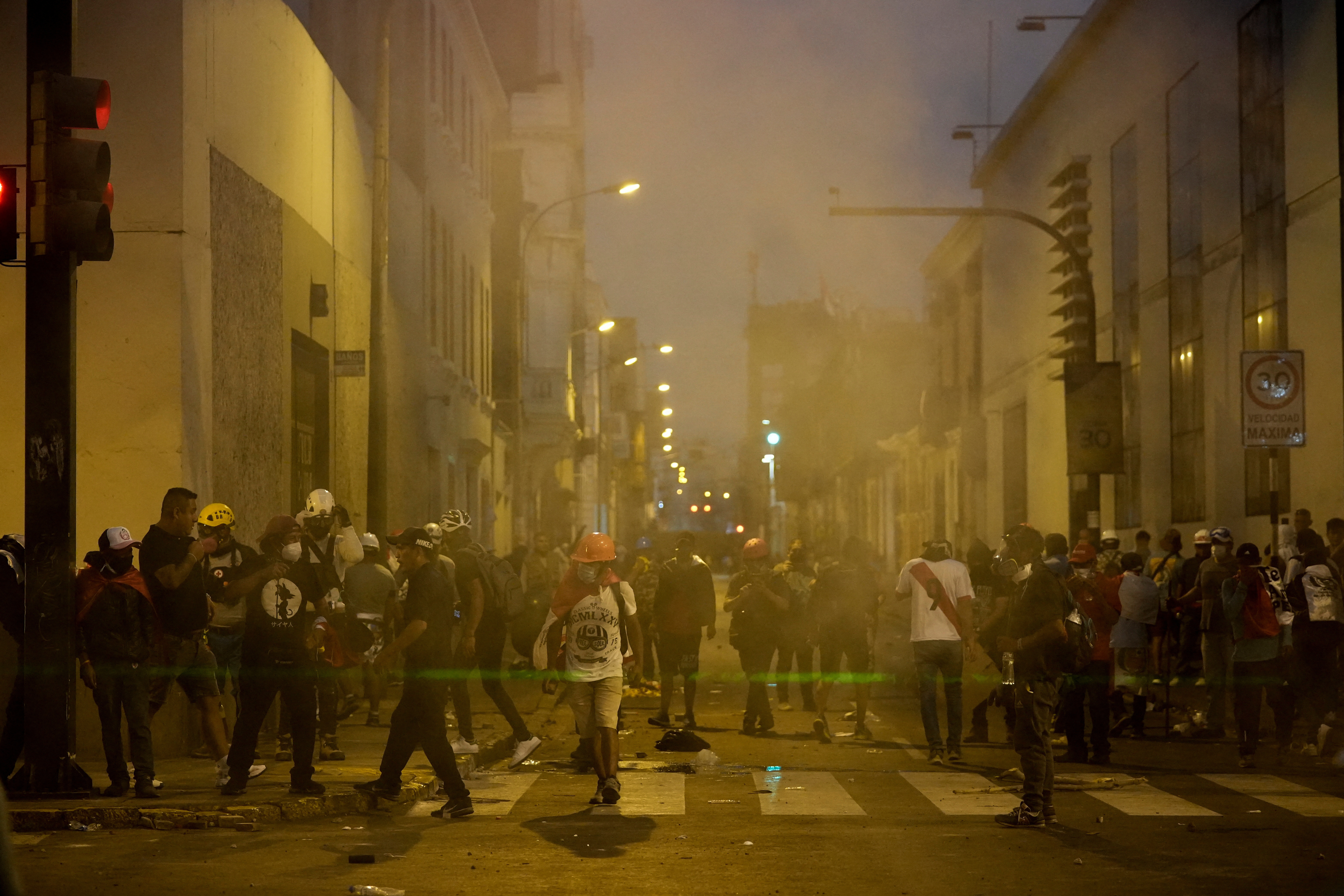 Calles del centro de Lima fueron restringidas por enfrentamientos entre policías y manifestantes.
