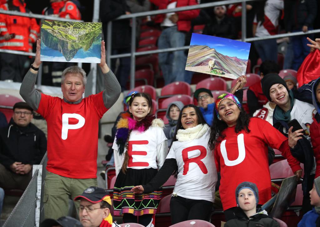 Miles de hinchas acudieron al Mewa Arena para alentar a Perú