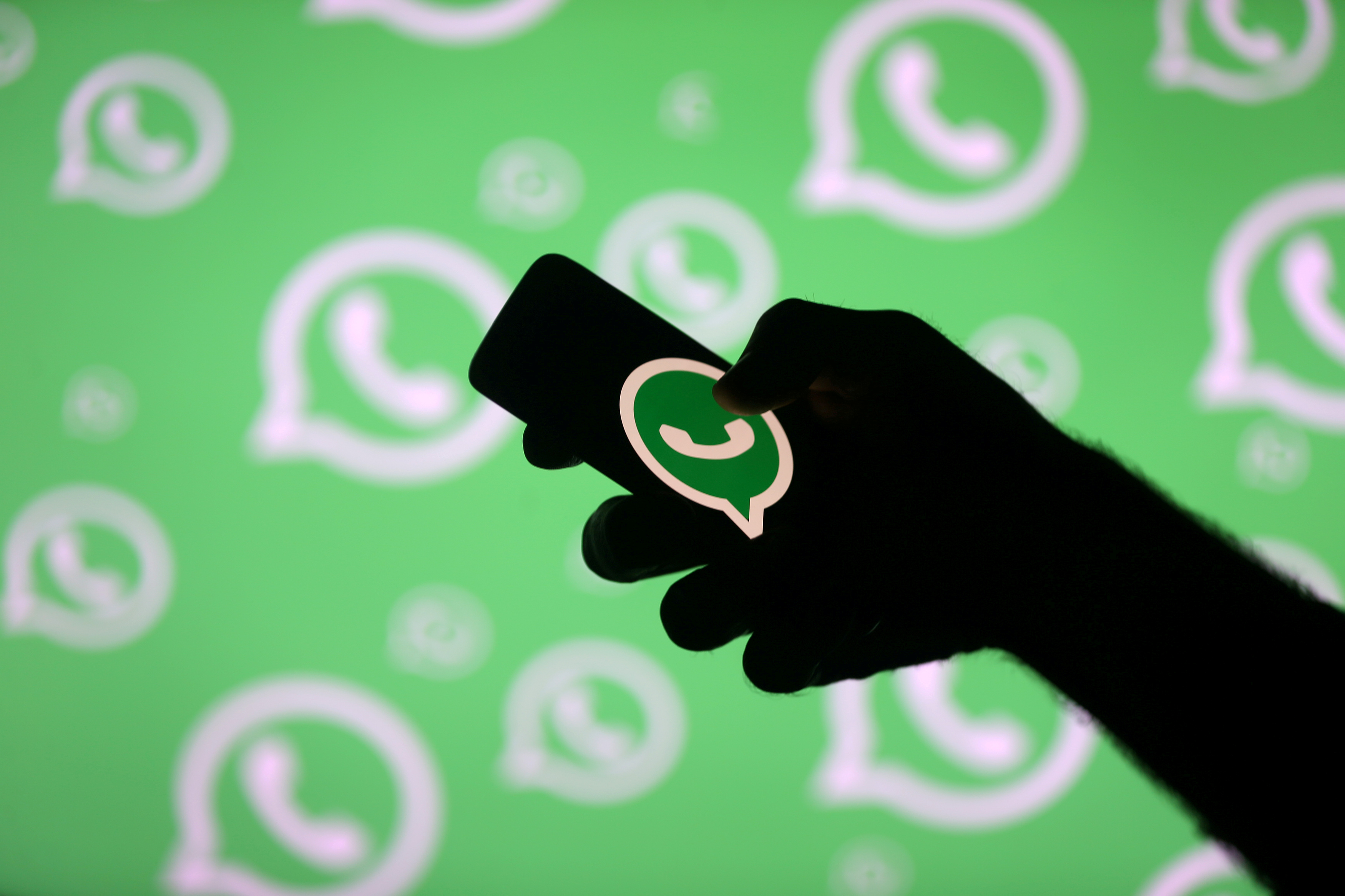 Un hombre usa la app de WhatsApp en el móvil (Foto: REUTERS/Dado Ruvic/File Photo)
