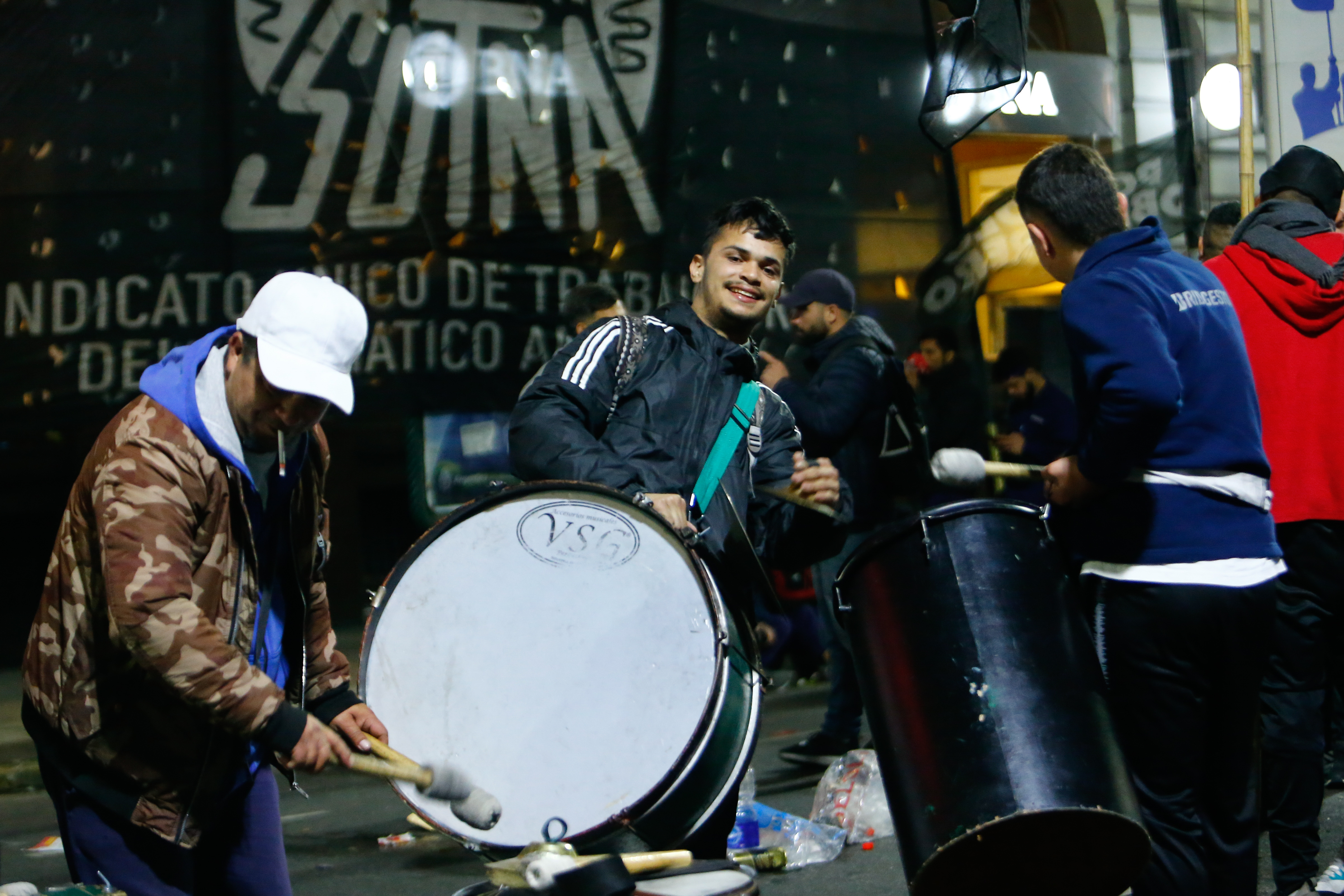 Unionists stay another night at the Labor Department and the tire dispute escalates (Last Night/Luciano Gonzalez)