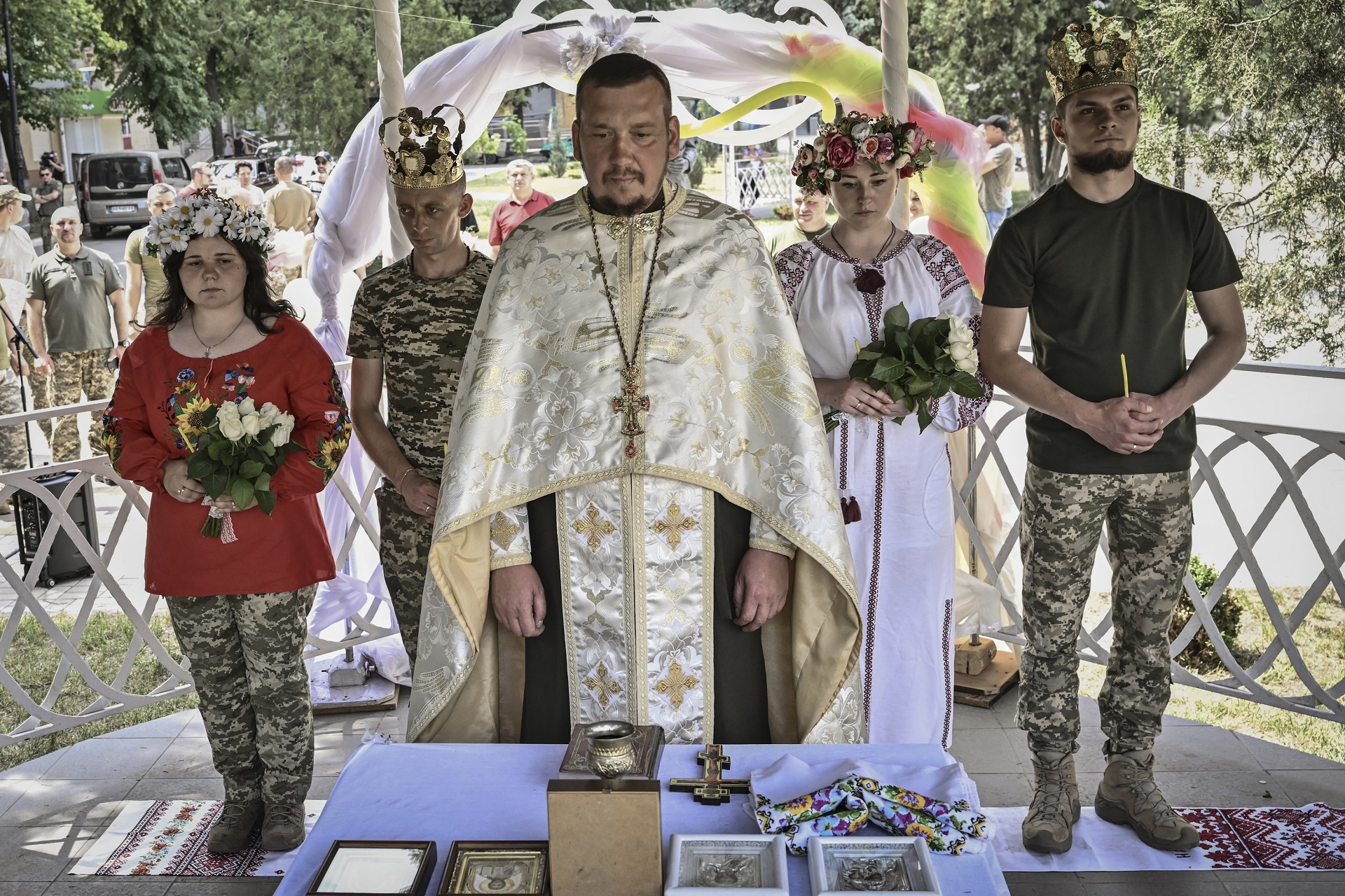Los soldados ucranianos se casan en la ciudad de Druzhkivka (Foto de ARIS MESSINIS / AFP)
