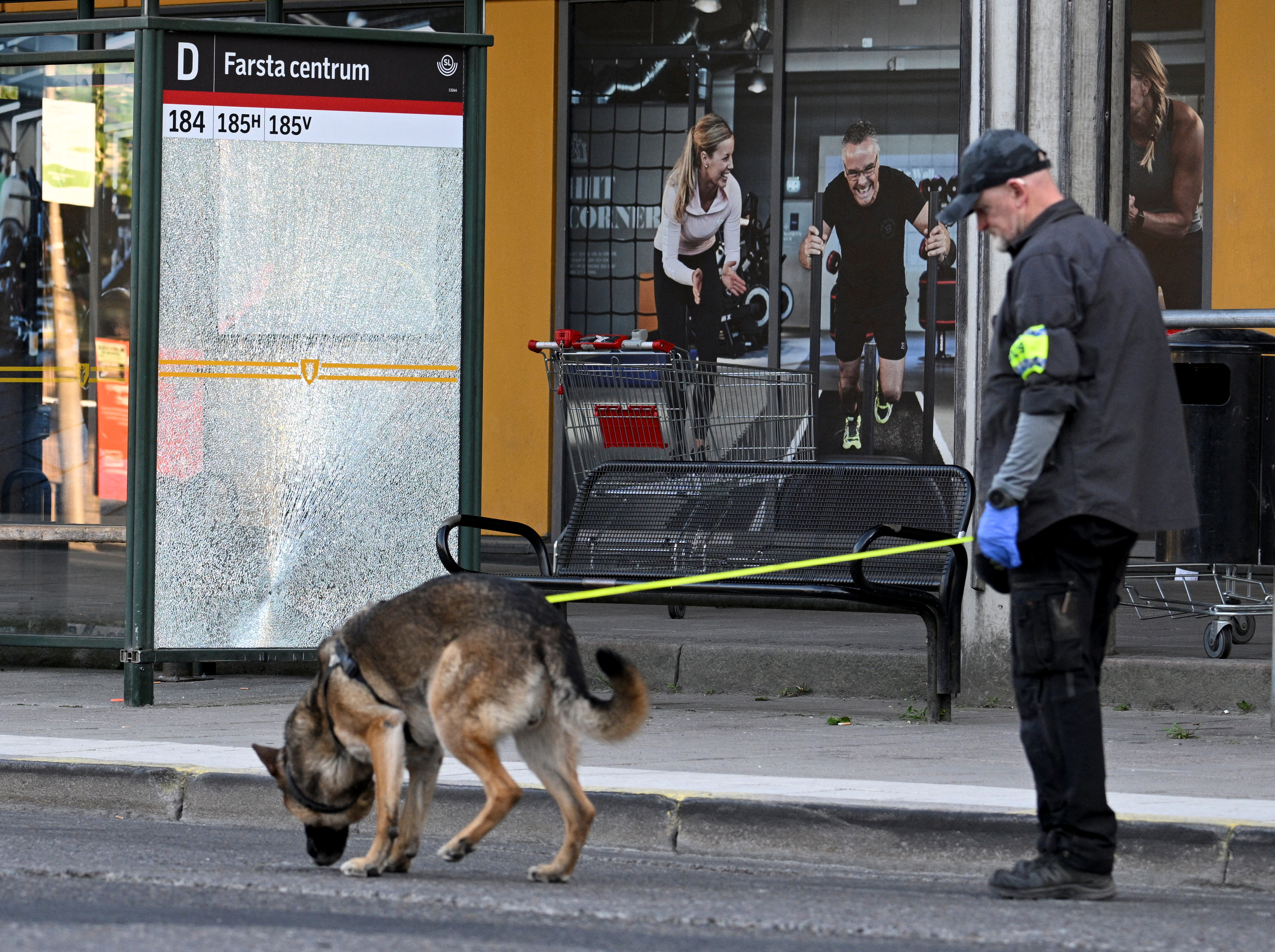 Los tiradores portaban armas automáticas con silenciador y perpetraron su ataque en al menos tres lugares distintos. (REUTERS)