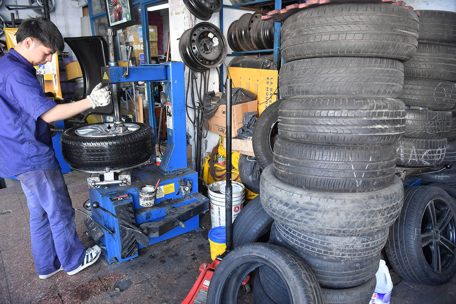 Los precios de los neumáticos están un 60% más caros debido a la escasez en las gomerías. (Maximiliano Luna)