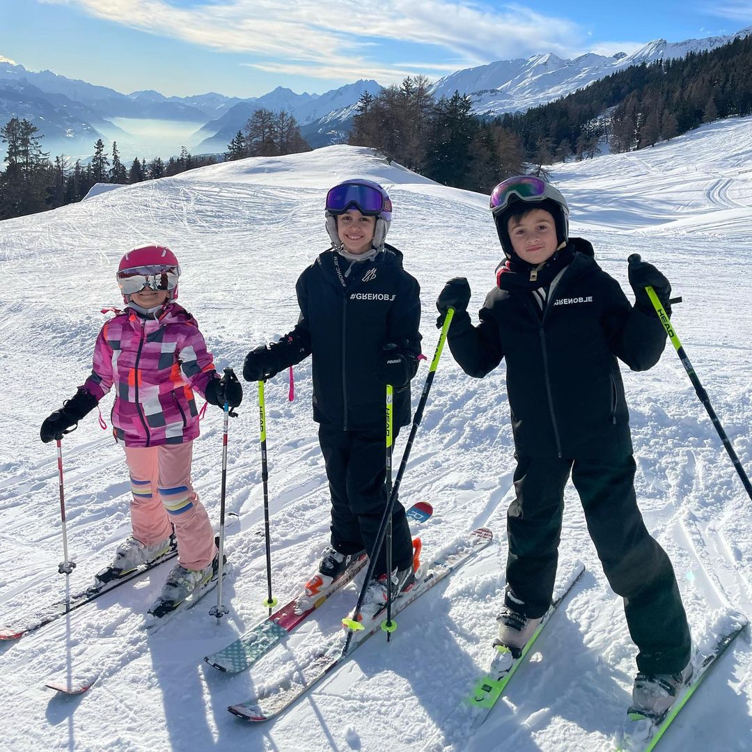 Thiago Messi junto a los hijos de Cesc Fábregas y Daniella Semaan a 
punto de practicar esquí (Instgram)