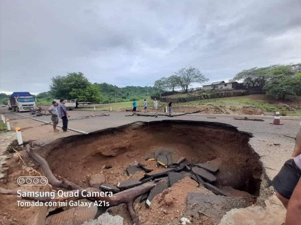 La llegada del ciclón a las costas ha generado inquietud en la población por el peligro de inundaciones y deslizamientos de lodo