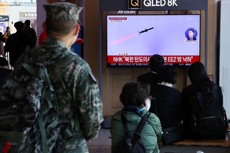 Corea del Norte también efectuó 100 disparos de artillería sobre una zona fronteriza marítima, afirmaron las fuerzas armadas surcoreanas, horas después de que Pyongyang lanzara una serie de misiles de prueba. (REUTERS)