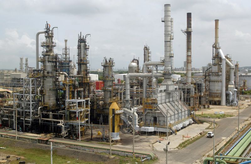 Foto de archivo. Vista general de la refinería de Ecopetrol en Cartagena, Colombia, 24 de agosto, 2006. REUTERS/Fredy Builes