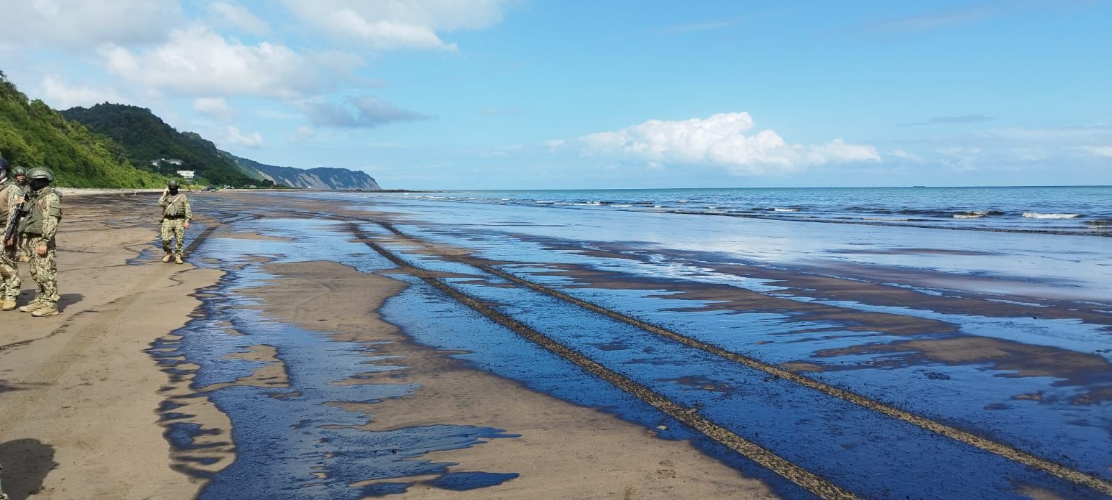 Un derrame de crudo en el mar desde un buque petrolero afecta a una playa en el norte de Ecuador