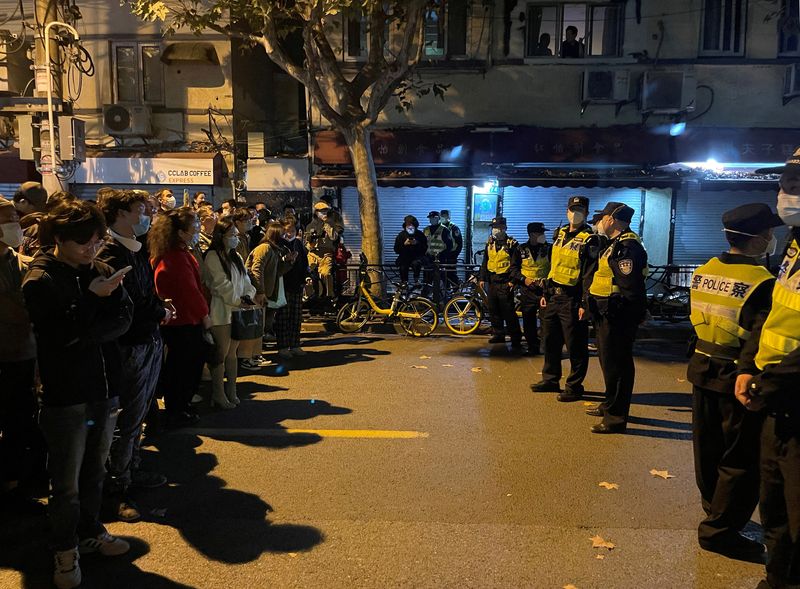 Un grupo de personas se sitúa frente a una fila de policías durante una manifestación contra los controles de COVID-19